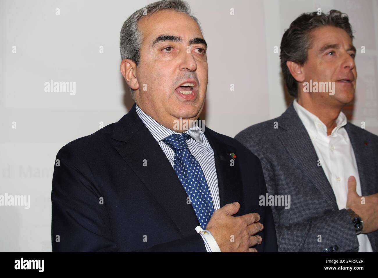 "Forza Italia à Rome commence de nouveau par la première réunion qui se tiendra aujourd'hui à 16 heures à l'hôtel Universo (via principe Amedeo 5/b). Ce sera l'occasion de relancer l'activité du parti dans la capitale avec la participation de militants, de dirigeants, de parlementaires et de tous ceux qui veulent s'engager. A partir de cette réunion, une forte offensive doit commencer à nous voir retourner dans les quartiers, les banlieues, entre les catégories, avec les citoyens, pour la renaissance non seulement de Forza Italia mais aussi de Roma Capitale qui meurt sous les coups des rayons et des grilles. Un rapport sera Banque D'Images