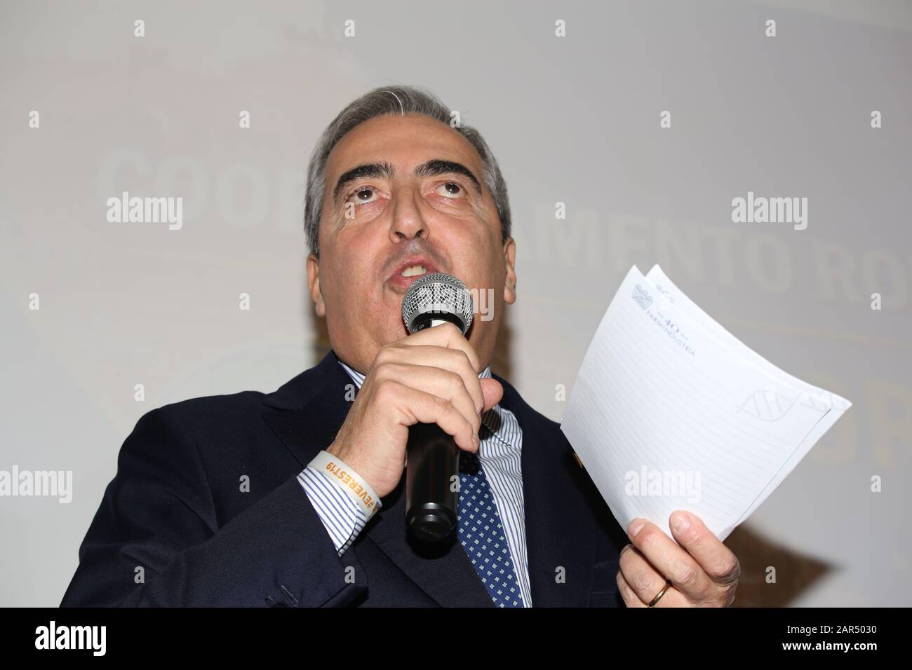 "Forza Italia à Rome commence de nouveau par la première réunion qui se tiendra aujourd'hui à 16 heures à l'hôtel Universo (via principe Amedeo 5/b). Ce sera l'occasion de relancer l'activité du parti dans la capitale avec la participation de militants, de dirigeants, de parlementaires et de tous ceux qui veulent s'engager. A partir de cette réunion, une forte offensive doit commencer à nous voir retourner dans les quartiers, les banlieues, entre les catégories, avec les citoyens, pour la renaissance non seulement de Forza Italia mais aussi de Roma Capitale qui meurt sous les coups des rayons et des grilles. Un rapport sera Banque D'Images