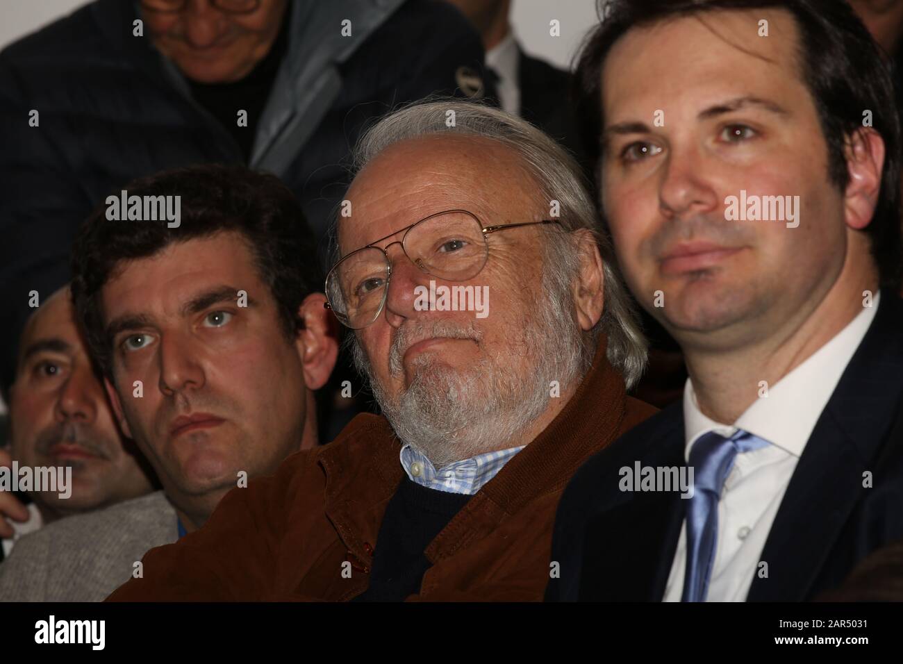 "Forza Italia à Rome commence de nouveau par la première réunion qui se tiendra aujourd'hui à 16 heures à l'hôtel Universo (via principe Amedeo 5/b). Ce sera l'occasion de relancer l'activité du parti dans la capitale avec la participation de militants, de dirigeants, de parlementaires et de tous ceux qui veulent s'engager. A partir de cette réunion, une forte offensive doit commencer à nous voir retourner dans les quartiers, les banlieues, entre les catégories, avec les citoyens, pour la renaissance non seulement de Forza Italia mais aussi de Roma Capitale qui meurt sous les coups des rayons et des grilles. Un rapport sera Banque D'Images