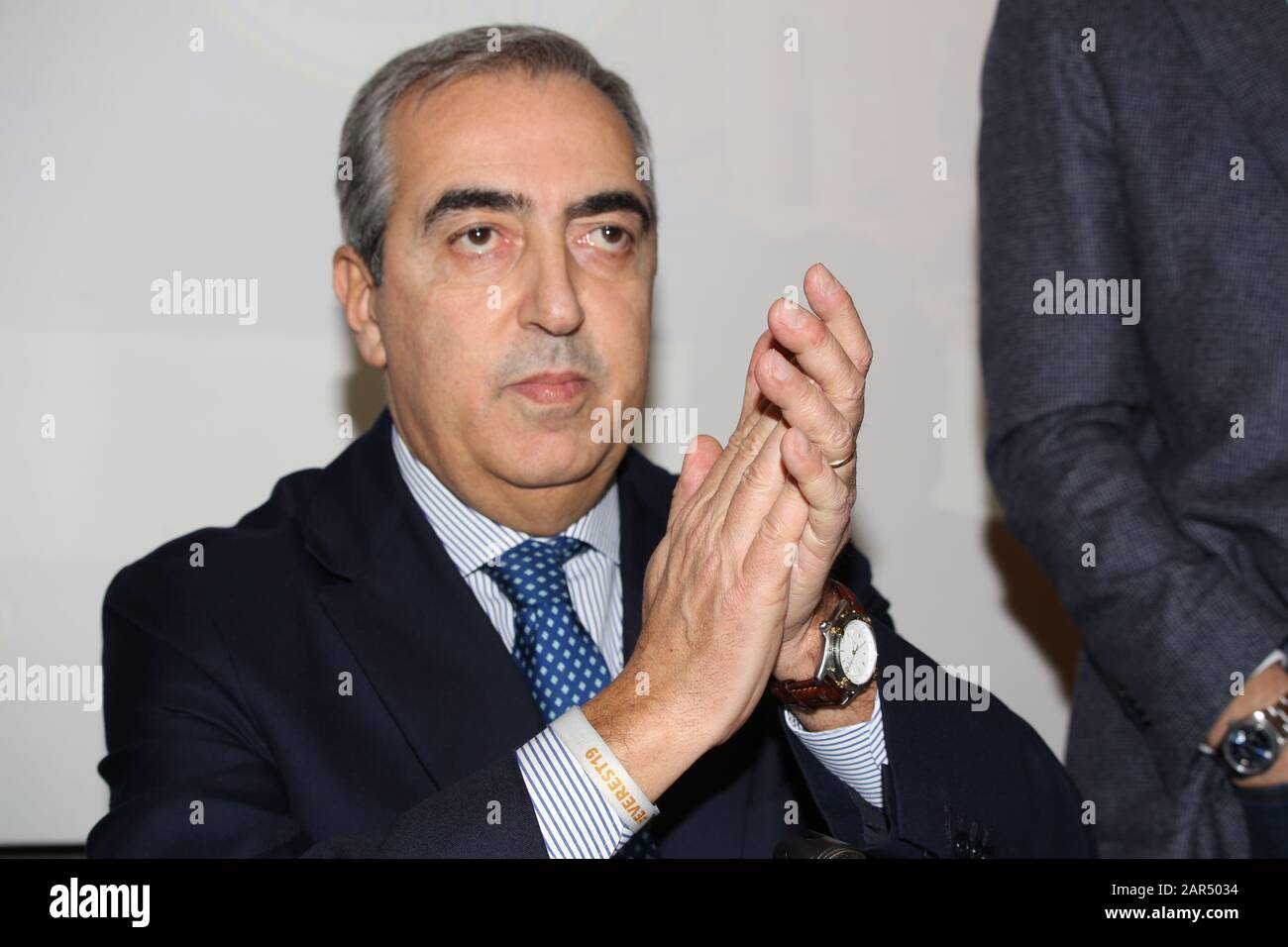 "Forza Italia à Rome commence de nouveau par la première réunion qui se tiendra aujourd'hui à 16 heures à l'hôtel Universo (via principe Amedeo 5/b). Ce sera l'occasion de relancer l'activité du parti dans la capitale avec la participation de militants, de dirigeants, de parlementaires et de tous ceux qui veulent s'engager. A partir de cette réunion, une forte offensive doit commencer à nous voir retourner dans les quartiers, les banlieues, entre les catégories, avec les citoyens, pour la renaissance non seulement de Forza Italia mais aussi de Roma Capitale qui meurt sous les coups des rayons et des grilles. Un rapport sera Banque D'Images