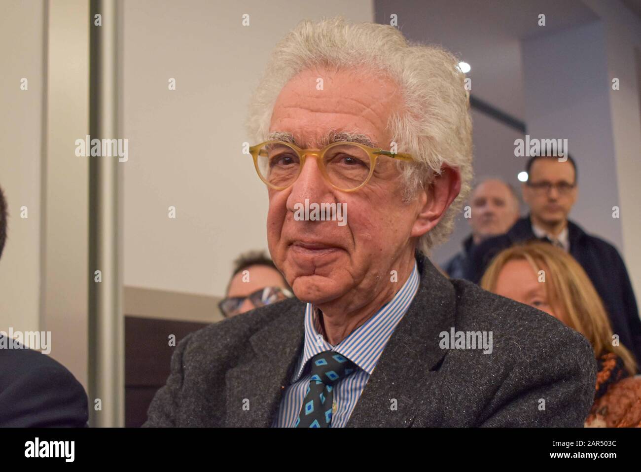 "Forza Italia à Rome commence de nouveau par la première réunion qui se tiendra aujourd'hui à 16 heures à l'hôtel Universo (via principe Amedeo 5/b). Ce sera l'occasion de relancer l'activité du parti dans la capitale avec la participation de militants, de dirigeants, de parlementaires et de tous ceux qui veulent s'engager. A partir de cette réunion, une forte offensive doit commencer à nous voir retourner dans les quartiers, les banlieues, entre les catégories, avec les citoyens, pour la renaissance non seulement de Forza Italia mais aussi de Roma Capitale qui meurt sous les coups des rayons et des grilles. Un rapport sera Banque D'Images