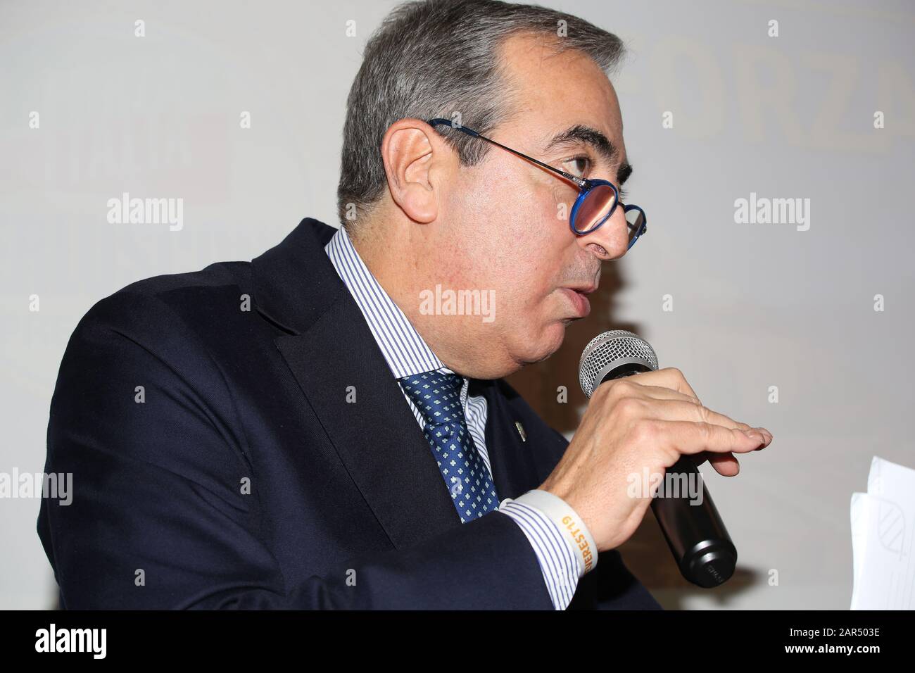 "Forza Italia à Rome commence de nouveau par la première réunion qui se tiendra aujourd'hui à 16 heures à l'hôtel Universo (via principe Amedeo 5/b). Ce sera l'occasion de relancer l'activité du parti dans la capitale avec la participation de militants, de dirigeants, de parlementaires et de tous ceux qui veulent s'engager. A partir de cette réunion, une forte offensive doit commencer à nous voir retourner dans les quartiers, les banlieues, entre les catégories, avec les citoyens, pour la renaissance non seulement de Forza Italia mais aussi de Roma Capitale qui meurt sous les coups des rayons et des grilles. Un rapport sera Banque D'Images