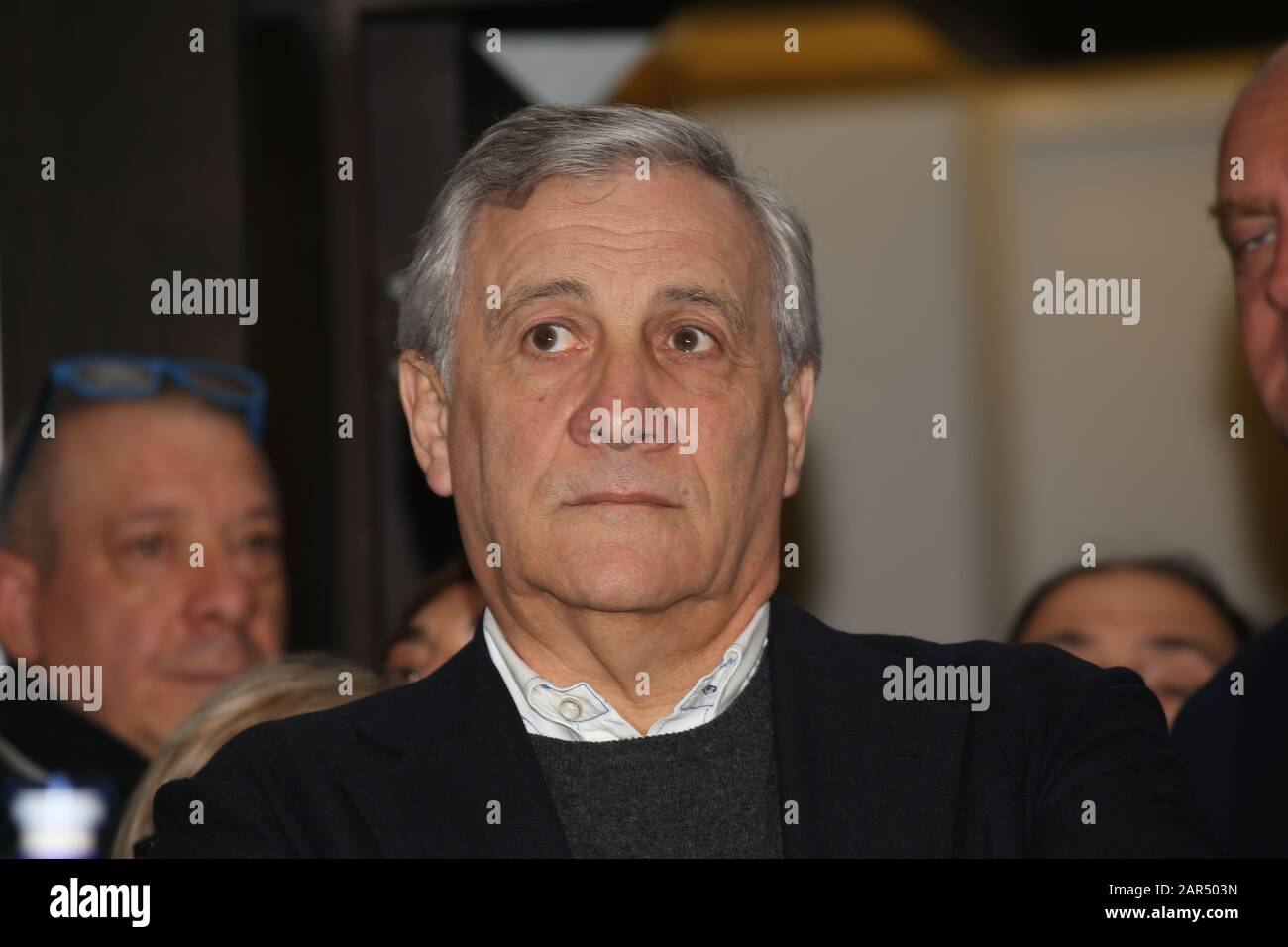 "Forza Italia à Rome commence de nouveau par la première réunion qui se tiendra aujourd'hui à 16 heures à l'hôtel Universo (via principe Amedeo 5/b). Ce sera l'occasion de relancer l'activité du parti dans la capitale avec la participation de militants, de dirigeants, de parlementaires et de tous ceux qui veulent s'engager. A partir de cette réunion, une forte offensive doit commencer à nous voir retourner dans les quartiers, les banlieues, entre les catégories, avec les citoyens, pour la renaissance non seulement de Forza Italia mais aussi de Roma Capitale qui meurt sous les coups des rayons et des grilles. Un rapport sera Banque D'Images