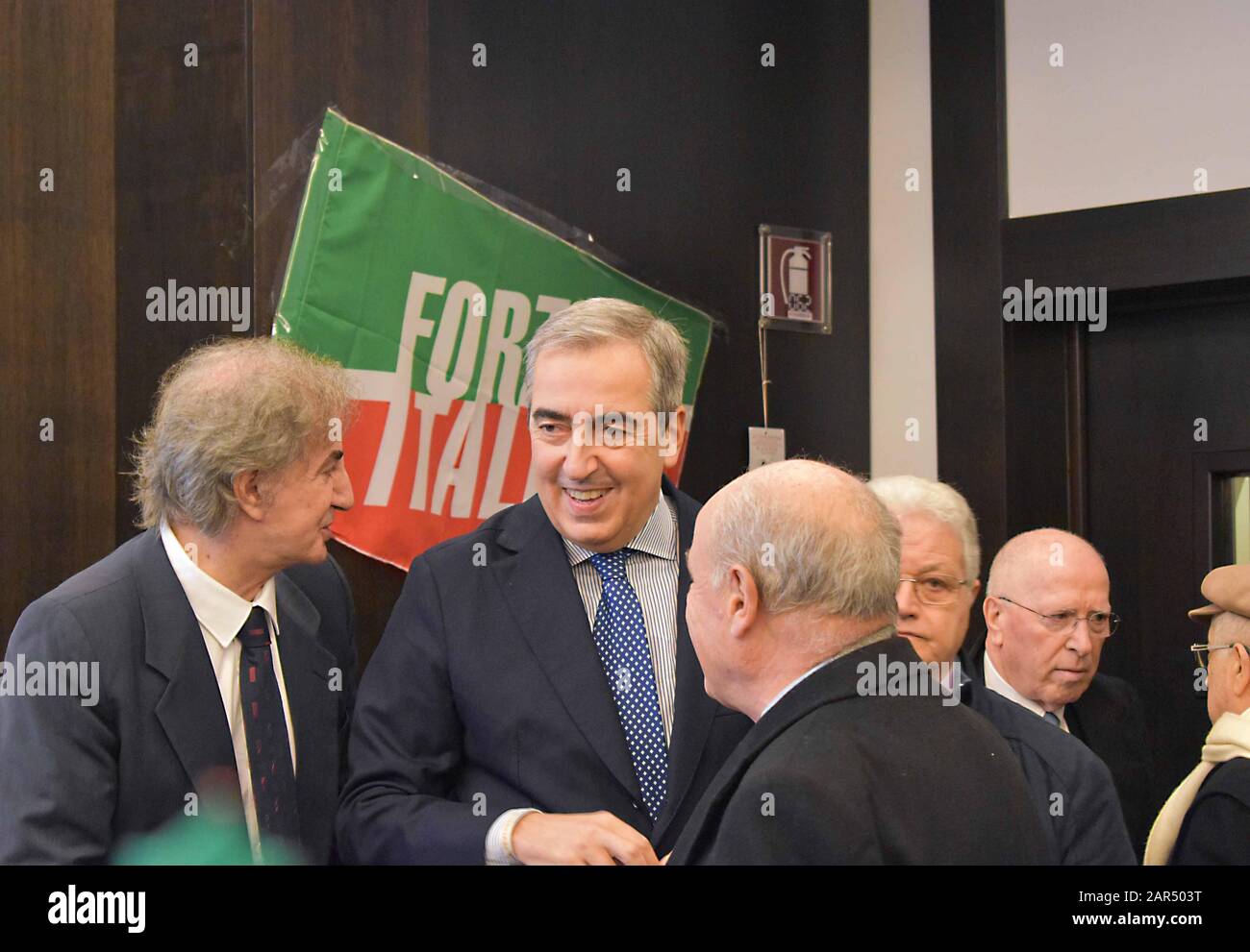 "Forza Italia à Rome commence de nouveau par la première réunion qui se tiendra aujourd'hui à 16 heures à l'hôtel Universo (via principe Amedeo 5/b). Ce sera l'occasion de relancer l'activité du parti dans la capitale avec la participation de militants, de dirigeants, de parlementaires et de tous ceux qui veulent s'engager. A partir de cette réunion, une forte offensive doit commencer à nous voir retourner dans les quartiers, les banlieues, entre les catégories, avec les citoyens, pour la renaissance non seulement de Forza Italia mais aussi de Roma Capitale qui meurt sous les coups des rayons et des grilles. Un rapport sera Banque D'Images