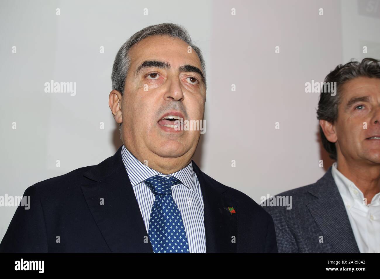 "Forza Italia à Rome commence de nouveau par la première réunion qui se tiendra aujourd'hui à 16 heures à l'hôtel Universo (via principe Amedeo 5/b). Ce sera l'occasion de relancer l'activité du parti dans la capitale avec la participation de militants, de dirigeants, de parlementaires et de tous ceux qui veulent s'engager. A partir de cette réunion, une forte offensive doit commencer à nous voir retourner dans les quartiers, les banlieues, entre les catégories, avec les citoyens, pour la renaissance non seulement de Forza Italia mais aussi de Roma Capitale qui meurt sous les coups des rayons et des grilles. Un rapport sera Banque D'Images