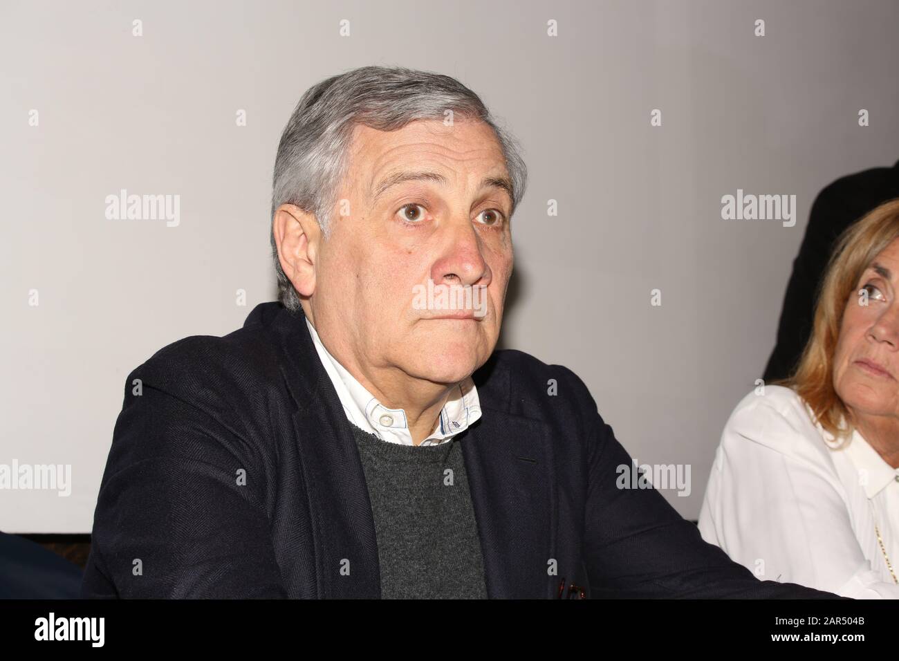 "Forza Italia à Rome commence de nouveau par la première réunion qui se tiendra aujourd'hui à 16 heures à l'hôtel Universo (via principe Amedeo 5/b). Ce sera l'occasion de relancer l'activité du parti dans la capitale avec la participation de militants, de dirigeants, de parlementaires et de tous ceux qui veulent s'engager. A partir de cette réunion, une forte offensive doit commencer à nous voir retourner dans les quartiers, les banlieues, entre les catégories, avec les citoyens, pour la renaissance non seulement de Forza Italia mais aussi de Roma Capitale qui meurt sous les coups des rayons et des grilles. Un rapport sera Banque D'Images