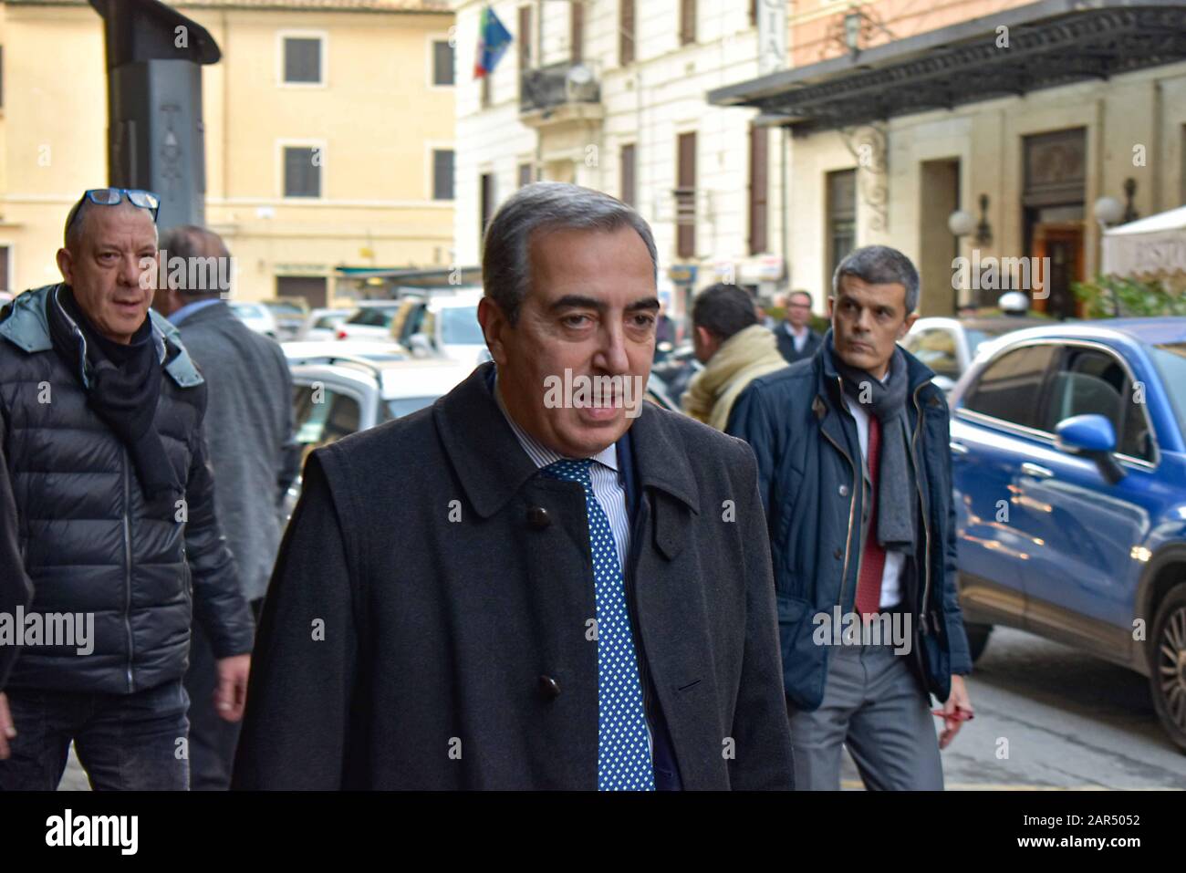 "Forza Italia à Rome commence de nouveau par la première réunion qui se tiendra aujourd'hui à 16 heures à l'hôtel Universo (via principe Amedeo 5/b). Ce sera l'occasion de relancer l'activité du parti dans la capitale avec la participation de militants, de dirigeants, de parlementaires et de tous ceux qui veulent s'engager. A partir de cette réunion, une forte offensive doit commencer à nous voir retourner dans les quartiers, les banlieues, entre les catégories, avec les citoyens, pour la renaissance non seulement de Forza Italia mais aussi de Roma Capitale qui meurt sous les coups des rayons et des grilles. Un rapport sera Banque D'Images