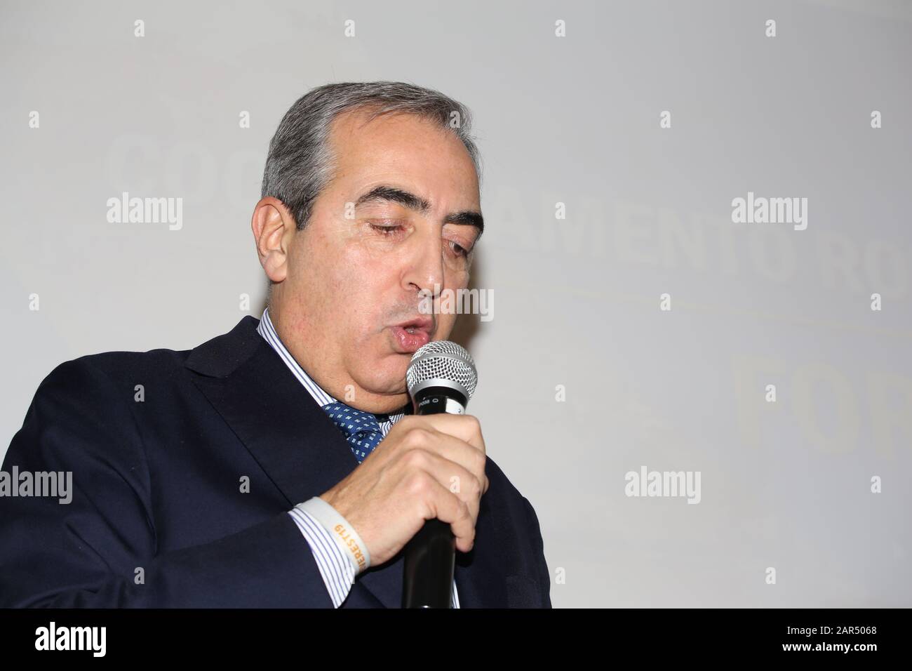 "Forza Italia à Rome commence de nouveau par la première réunion qui se tiendra aujourd'hui à 16 heures à l'hôtel Universo (via principe Amedeo 5/b). Ce sera l'occasion de relancer l'activité du parti dans la capitale avec la participation de militants, de dirigeants, de parlementaires et de tous ceux qui veulent s'engager. A partir de cette réunion, une forte offensive doit commencer à nous voir retourner dans les quartiers, les banlieues, entre les catégories, avec les citoyens, pour la renaissance non seulement de Forza Italia mais aussi de Roma Capitale qui meurt sous les coups des rayons et des grilles. Un rapport sera Banque D'Images