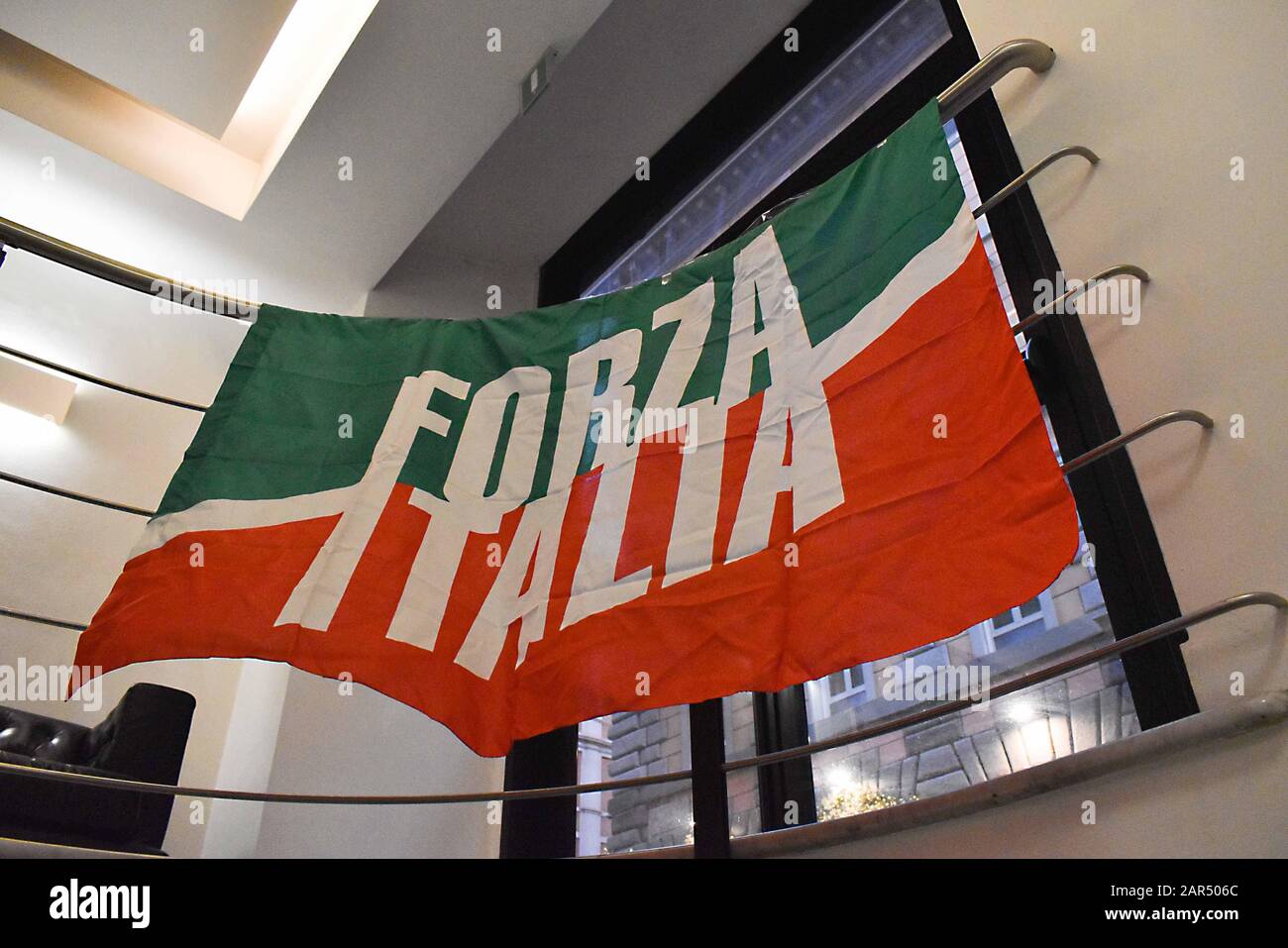 "Forza Italia à Rome commence de nouveau par la première réunion qui se tiendra aujourd'hui à 16 heures à l'hôtel Universo (via principe Amedeo 5/b). Ce sera l'occasion de relancer l'activité du parti dans la capitale avec la participation de militants, de dirigeants, de parlementaires et de tous ceux qui veulent s'engager. A partir de cette réunion, une forte offensive doit commencer à nous voir retourner dans les quartiers, les banlieues, entre les catégories, avec les citoyens, pour la renaissance non seulement de Forza Italia mais aussi de Roma Capitale qui meurt sous les coups des rayons et des grilles. Un rapport sera Banque D'Images