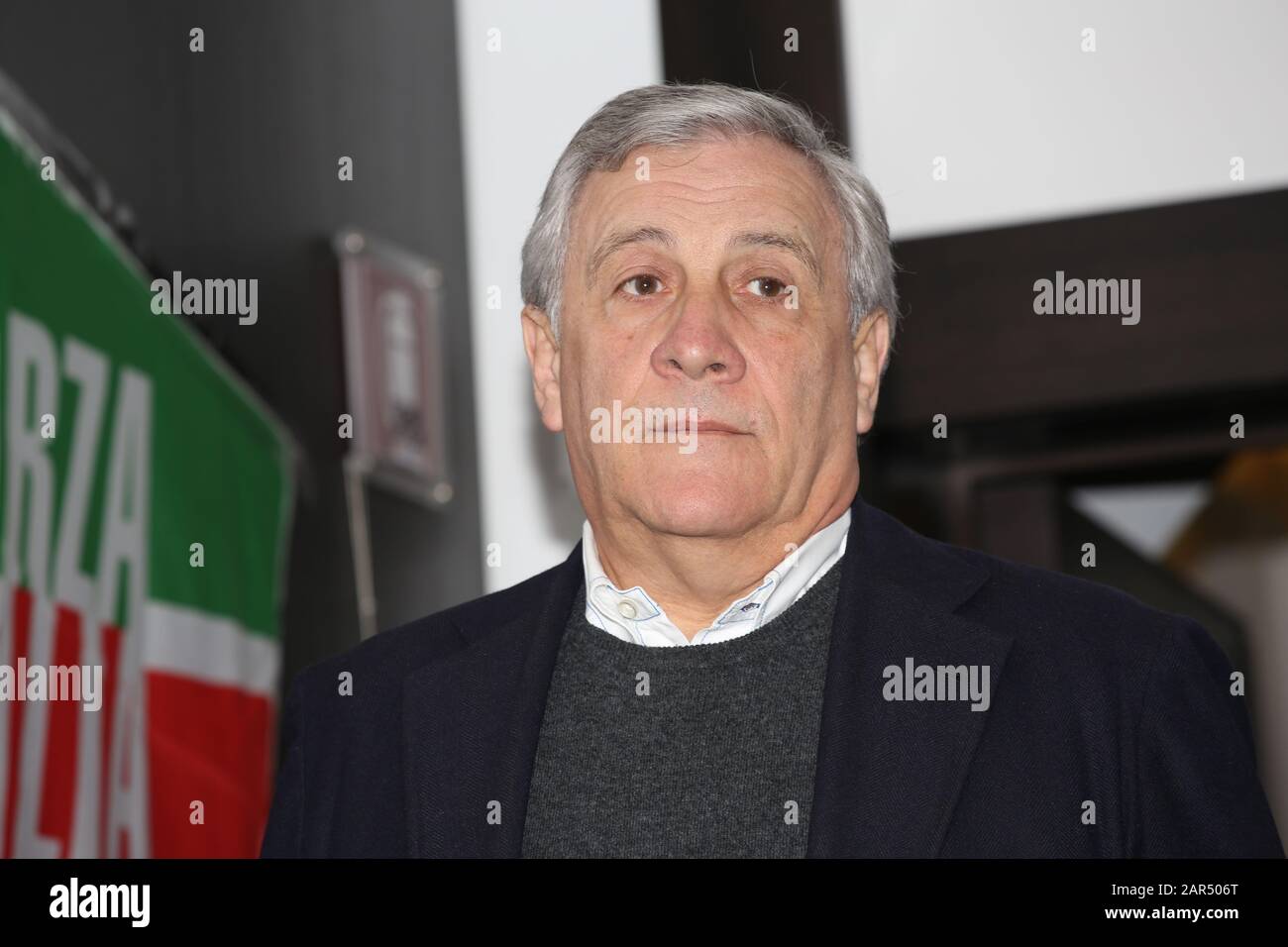 "Forza Italia à Rome commence de nouveau par la première réunion qui se tiendra aujourd'hui à 16 heures à l'hôtel Universo (via principe Amedeo 5/b). Ce sera l'occasion de relancer l'activité du parti dans la capitale avec la participation de militants, de dirigeants, de parlementaires et de tous ceux qui veulent s'engager. A partir de cette réunion, une forte offensive doit commencer à nous voir retourner dans les quartiers, les banlieues, entre les catégories, avec les citoyens, pour la renaissance non seulement de Forza Italia mais aussi de Roma Capitale qui meurt sous les coups des rayons et des grilles. Un rapport sera Banque D'Images