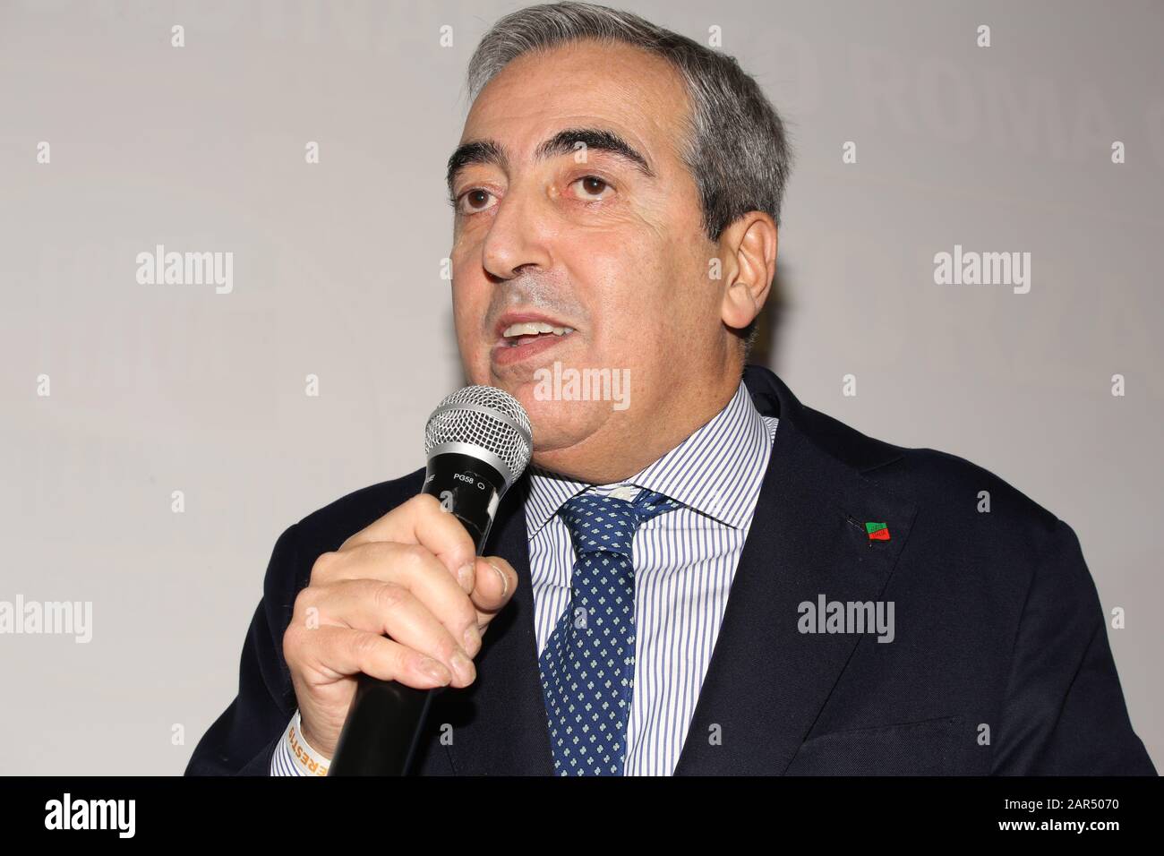 "Forza Italia à Rome commence de nouveau par la première réunion qui se tiendra aujourd'hui à 16 heures à l'hôtel Universo (via principe Amedeo 5/b). Ce sera l'occasion de relancer l'activité du parti dans la capitale avec la participation de militants, de dirigeants, de parlementaires et de tous ceux qui veulent s'engager. A partir de cette réunion, une forte offensive doit commencer à nous voir retourner dans les quartiers, les banlieues, entre les catégories, avec les citoyens, pour la renaissance non seulement de Forza Italia mais aussi de Roma Capitale qui meurt sous les coups des rayons et des grilles. Un rapport sera Banque D'Images