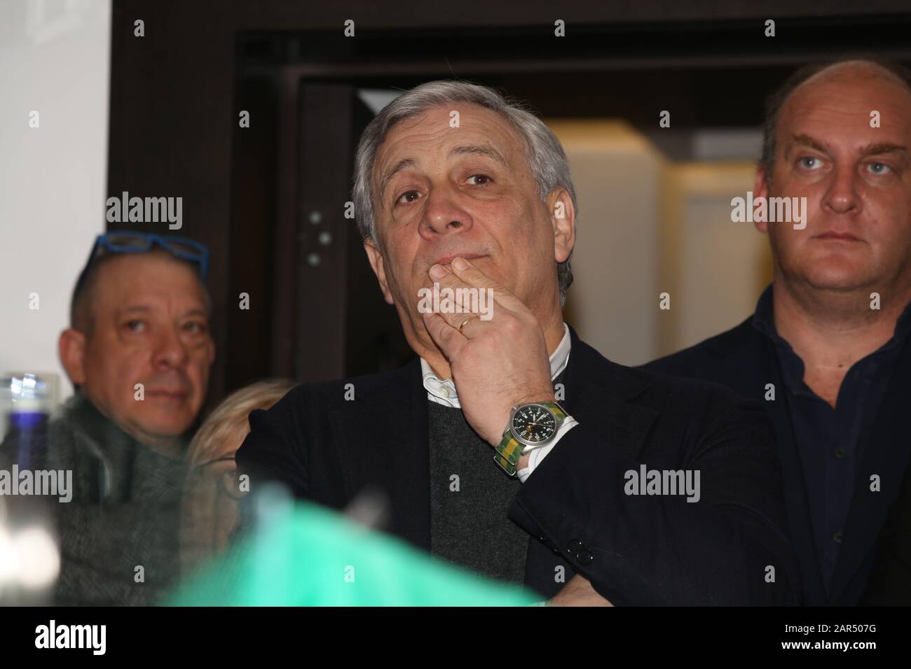 "Forza Italia à Rome commence de nouveau par la première réunion qui se tiendra aujourd'hui à 16 heures à l'hôtel Universo (via principe Amedeo 5/b). Ce sera l'occasion de relancer l'activité du parti dans la capitale avec la participation de militants, de dirigeants, de parlementaires et de tous ceux qui veulent s'engager. A partir de cette réunion, une forte offensive doit commencer à nous voir retourner dans les quartiers, les banlieues, entre les catégories, avec les citoyens, pour la renaissance non seulement de Forza Italia mais aussi de Roma Capitale qui meurt sous les coups des rayons et des grilles. Un rapport sera Banque D'Images