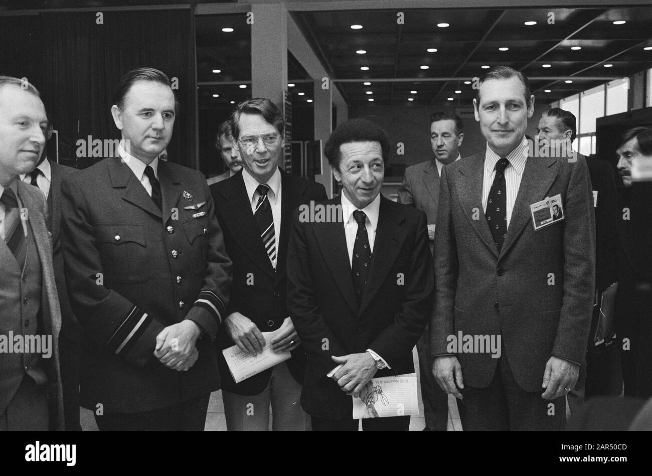 La conférence de l'IFALPA (Fédération internationale des associations de pilotes aériens) à la RAI a Pleinement raison m.. H. Raben (directeur de RLD Dutch CAA) et également drs. S. Orlandini (président directeur KLM) Annotation: Périphériques bande négative: NR. 13 Date: 15 mars 1979 lieu: Amsterdam, Noord-Holland mots clés: Conférences, aviation Nom personnel: Orlandini, Sergio, Raben, H Banque D'Images