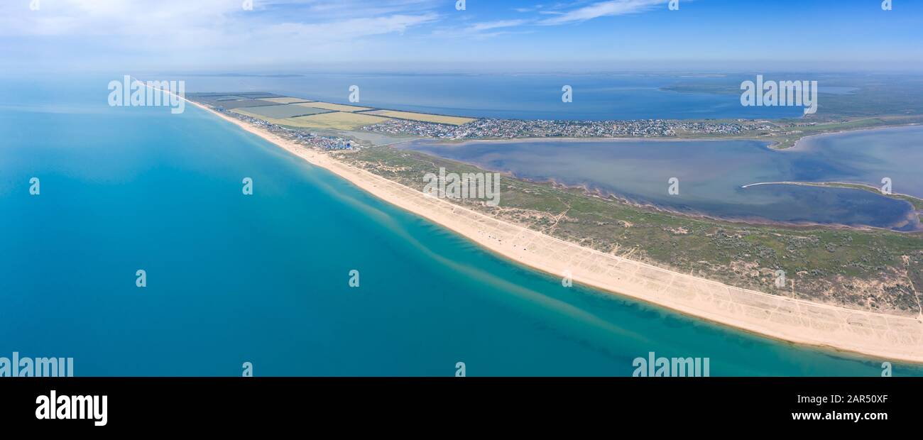 Vue aérienne sur la plage de sable et la mer Noire Banque D'Images