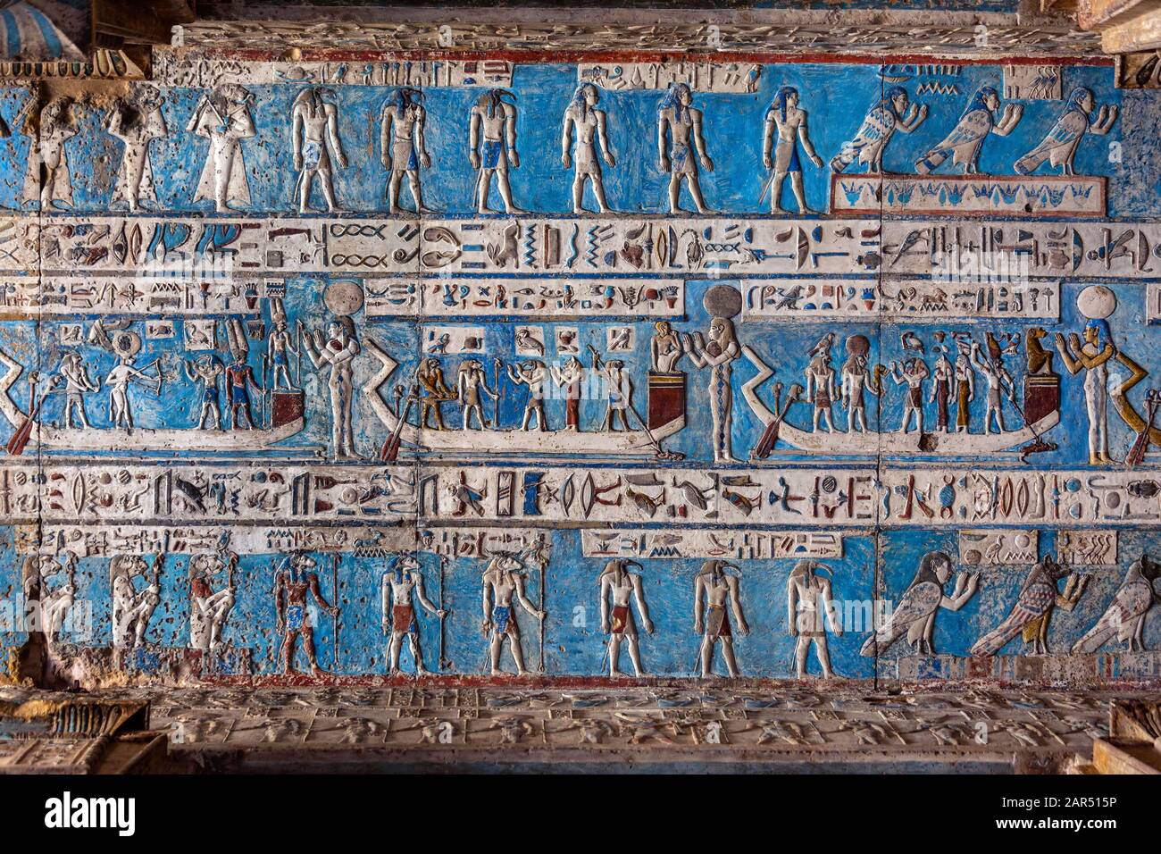 Sculptures hiéroglyphiques dans ancien temple égyptien Banque D'Images