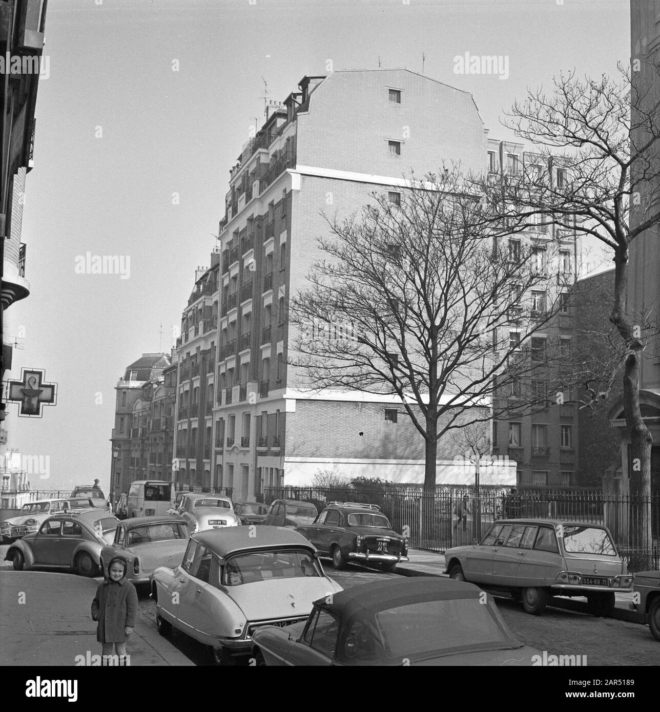 Pariser Bilder [la vie de rue de Paris] Voitures Garées dans la rue Date: 1965 lieu: France, Paris mots clés: Voitures, images de rue Banque D'Images