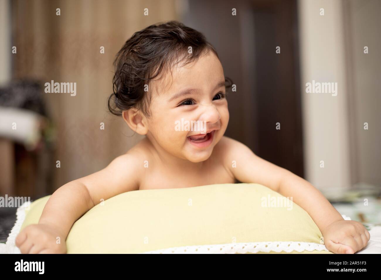 Portrait De Bebe Indien De Six Mois Avec Sourire Et Jouer Avec La Famille Dans La Chambre Avec Eclairage Naturel Photo Stock Alamy