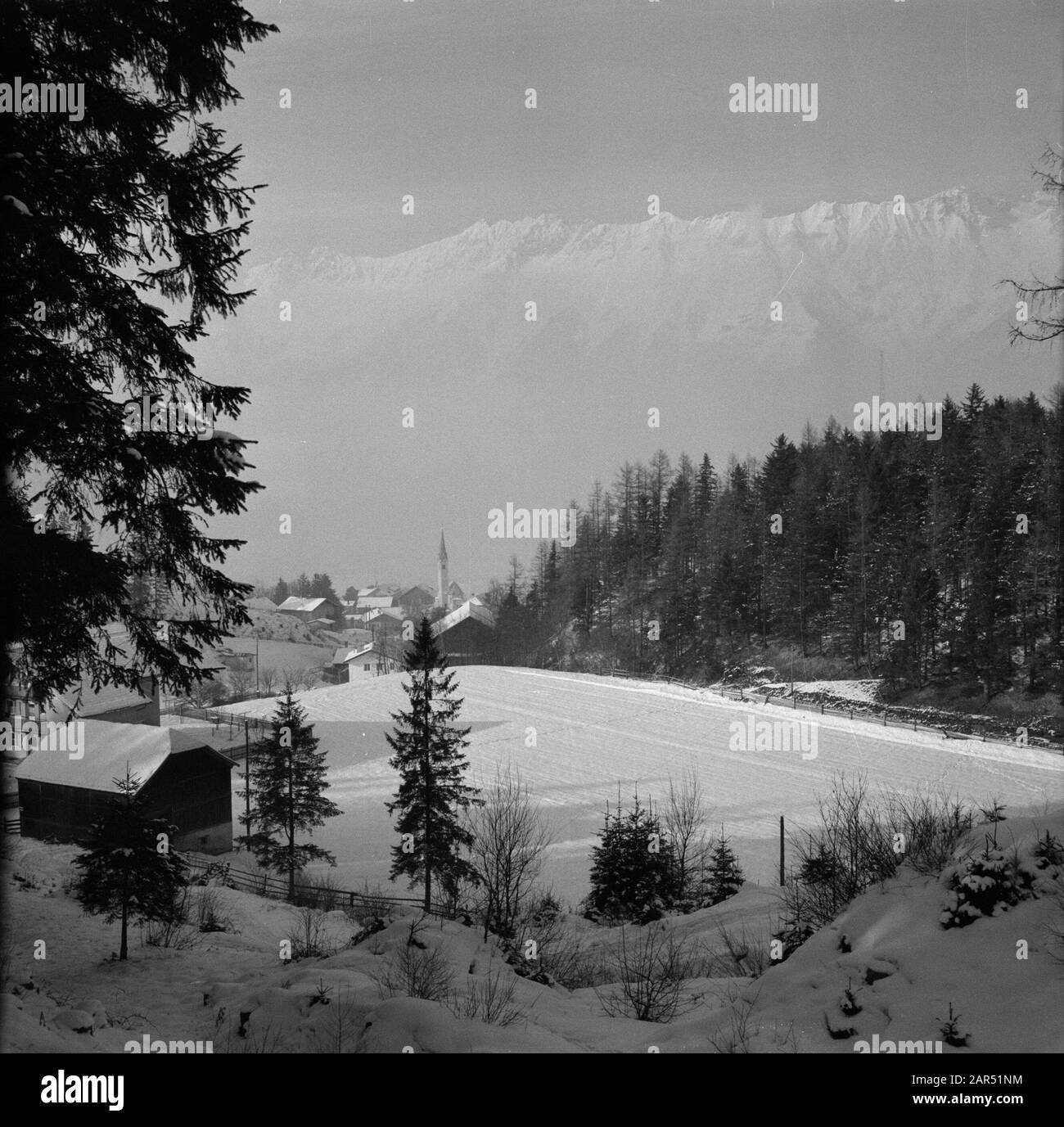 Hiver au Tyrol vue des Aldrans dans la neige Date : janvier 1960 lieu : Aldrans, Autriche, Tyrol mots clés : montagnes, villages, paysages, neige, hiver Banque D'Images