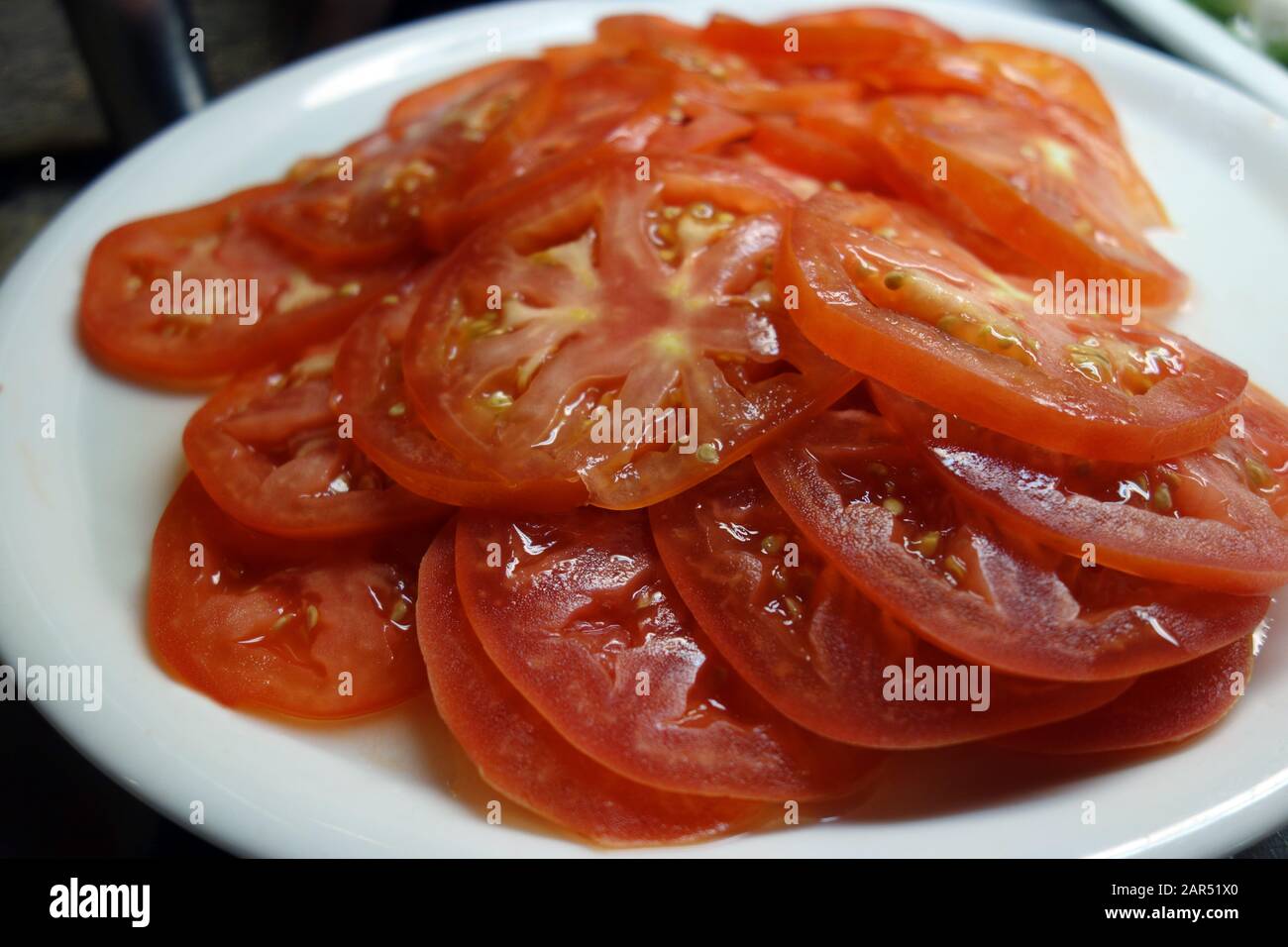 Gros plan sur une assiette de Tomates Salad en tranches et Habillées sous forme de buffet à l'Azul Beach Resort Hotel, Puerto Morelos, Riviera Maya, Cancun. Banque D'Images