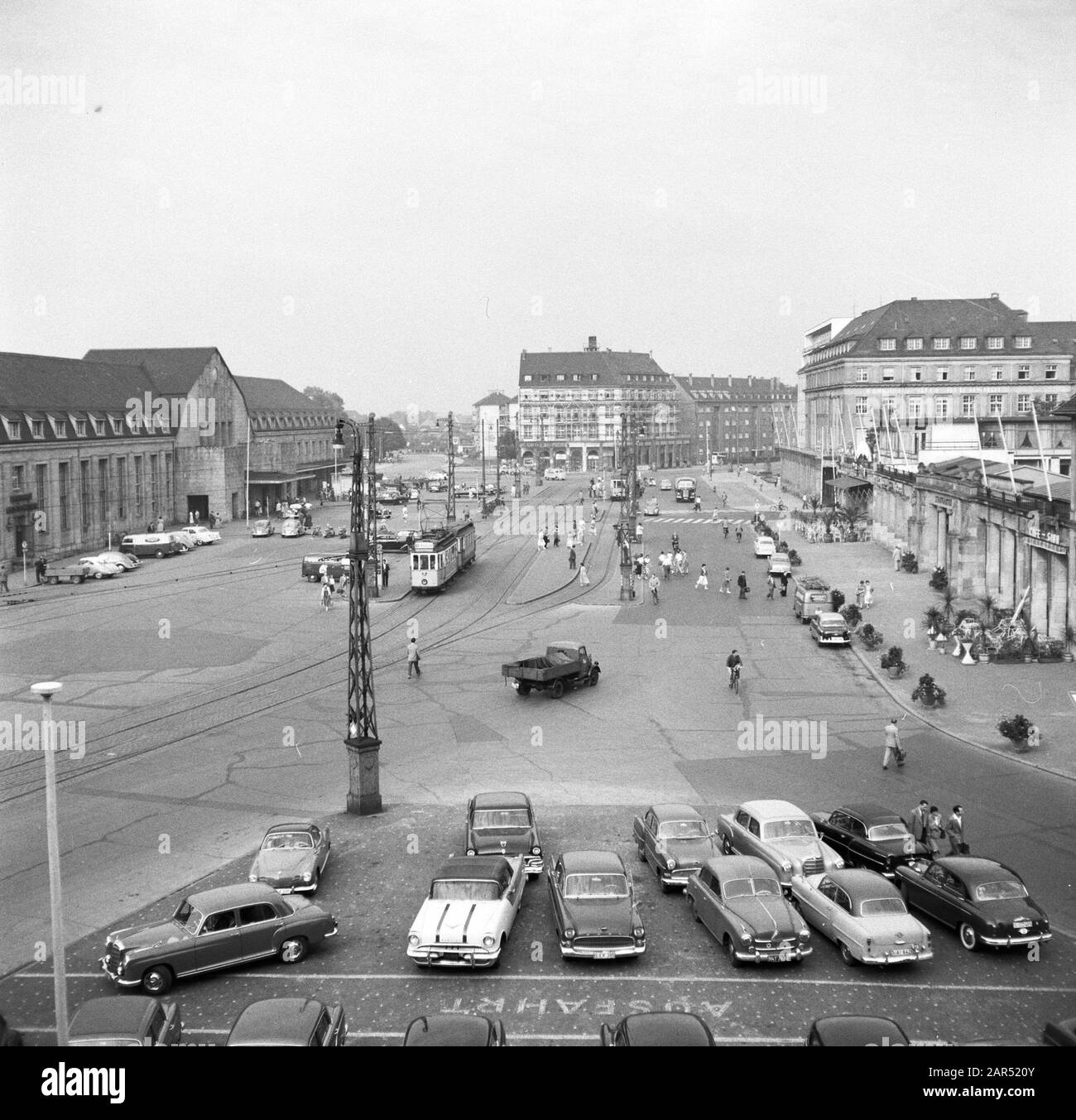 Navigation sur le Rhin, reportage sur la vie et le travail à bord d'un bateau du Rhin vue de la place de la gare à Karlsruhe Date: 1 avril 1955 lieu: Allemagne, Karlsruhe, Allemagne de l'Ouest mots clés: Voitures, bâtiments, sculptures de ville, trams, camions Banque D'Images