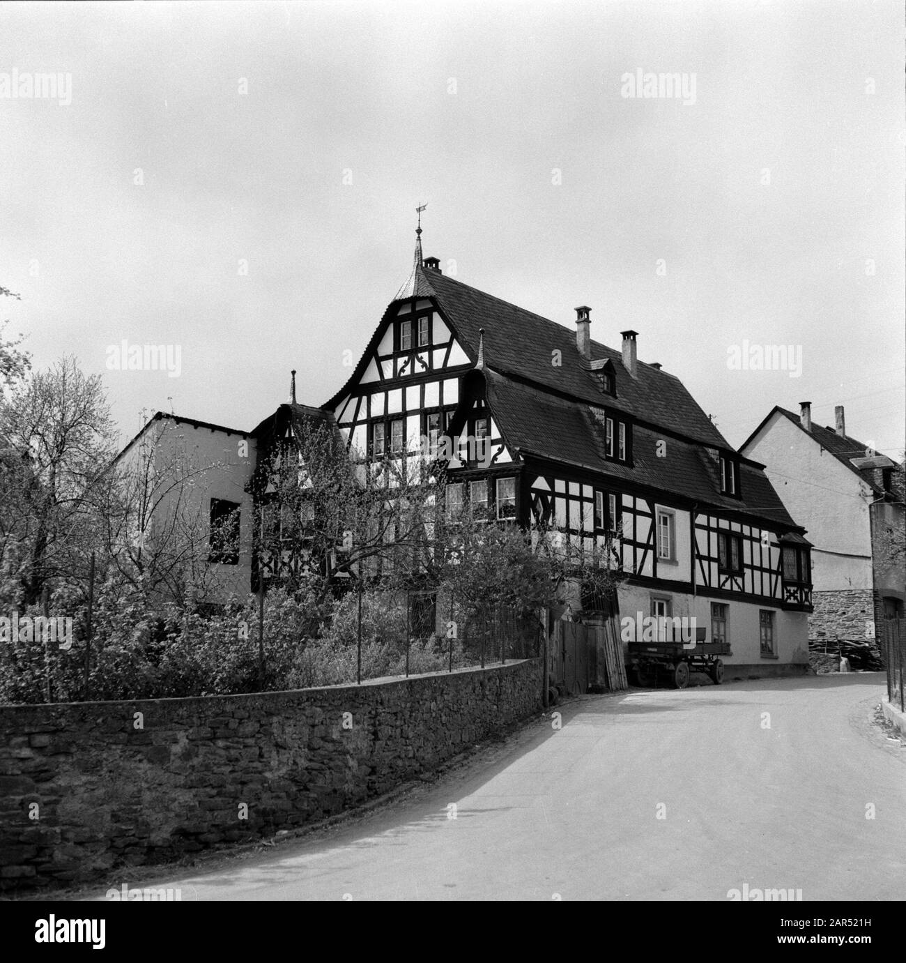 Vue sur la Moselle de la maison avec trois façades construites au XVIIe siècle Date : 1959 lieu : Allemagne, Kröv, Rhénanie-Palatinat, Allemagne de l'Ouest mots clés : statues de village, sculptures de rue, habitations Banque D'Images