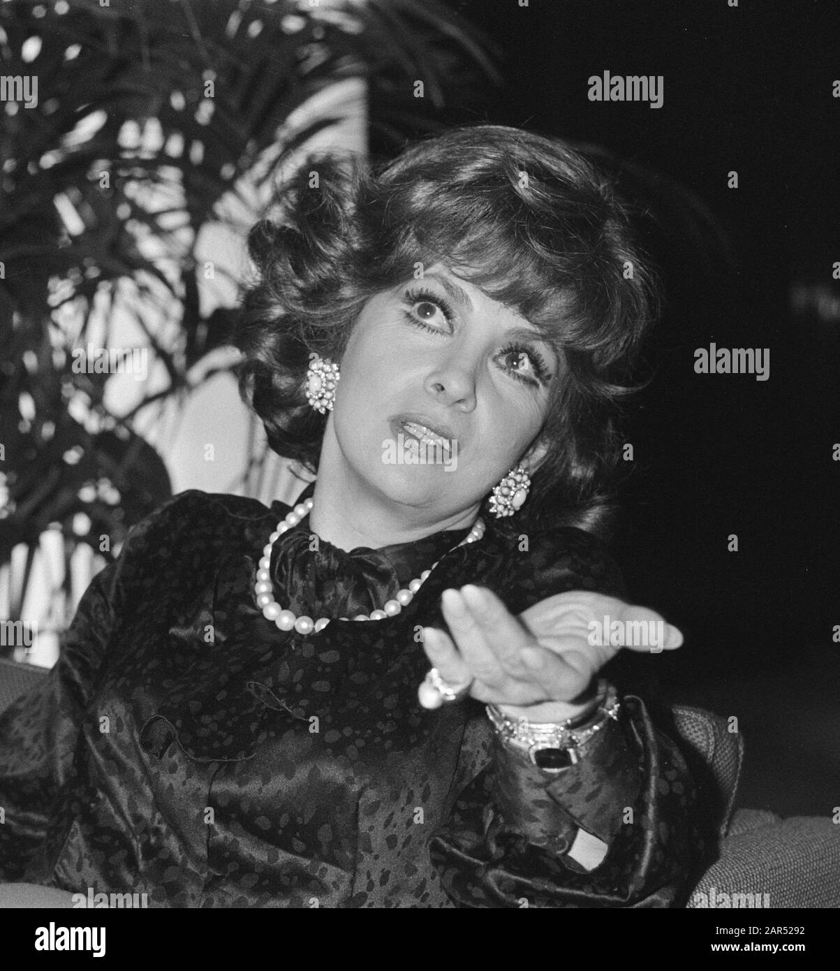 À la Star du film de Schiphol Gina Lollobrigida dans le cadre d'une exposition qui sera ouverte à Rotterdam de photographies prises par elle; Banque D'Images