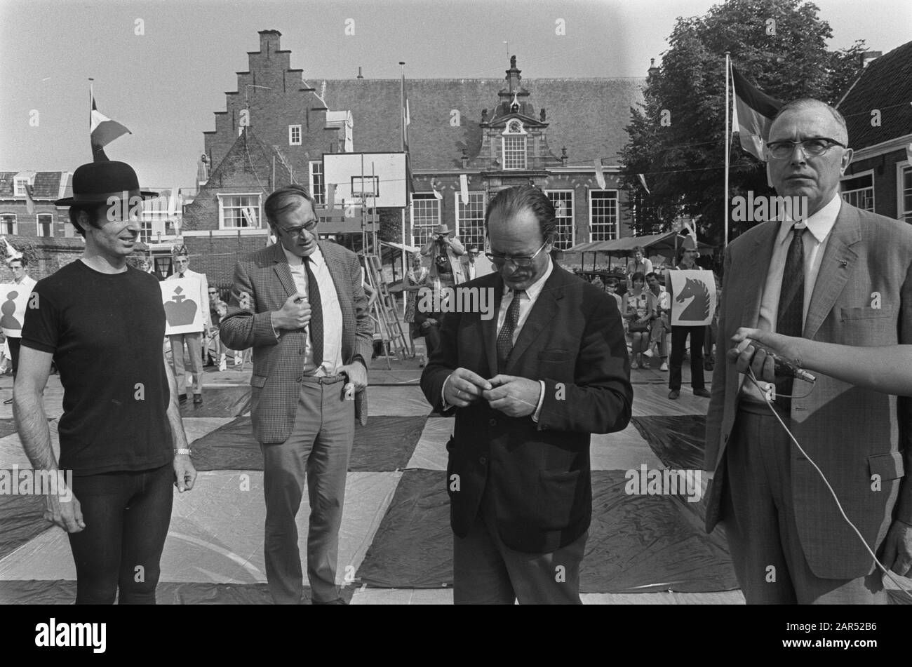 Godfried Bomans et Dr Max Euwe jouent au jeu d'échecs avec des pièces vivantes, Haarlem Date: 29 août 1970 lieu: Haarlem mots clés: Chess Personname: Bomans, Godfried, Dr. Max Euwe Banque D'Images