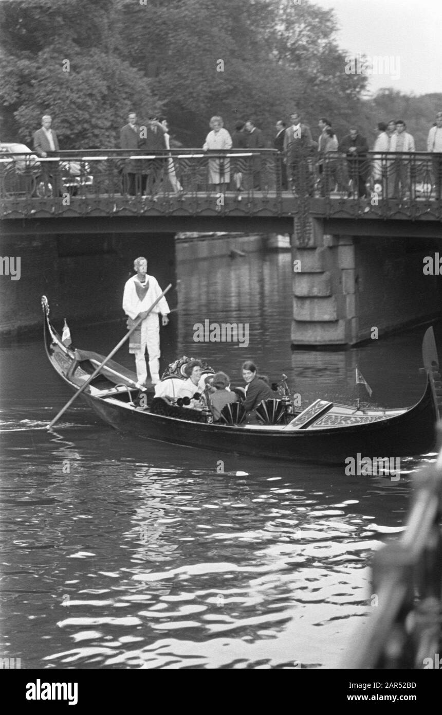 Gondoles sur les canaux d'Amsterdam Date : 20 juin 1968 mots clés : GONDELS, CANTS Banque D'Images