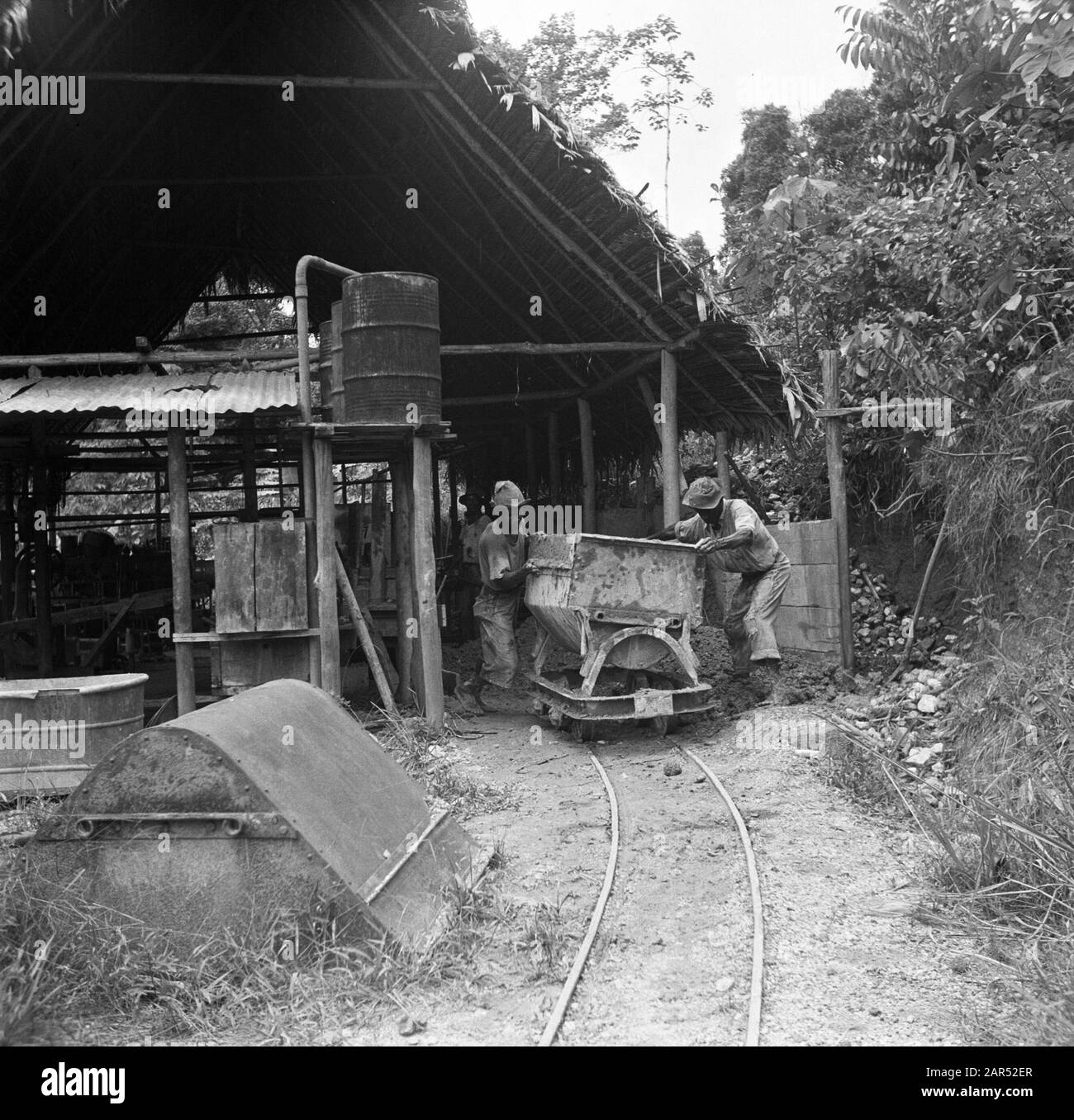 Voyage au Suriname et aux Antilles néerlandaises mineurs d'or dans la mine d'or à de Jong Zuid avec un camion à benne basculante avec minerai d'or Date: 1947 lieu: De Jong Zuid, Suriname mots clés: Travailleurs, prospecteurs, etc. Population autochtone, mines Banque D'Images