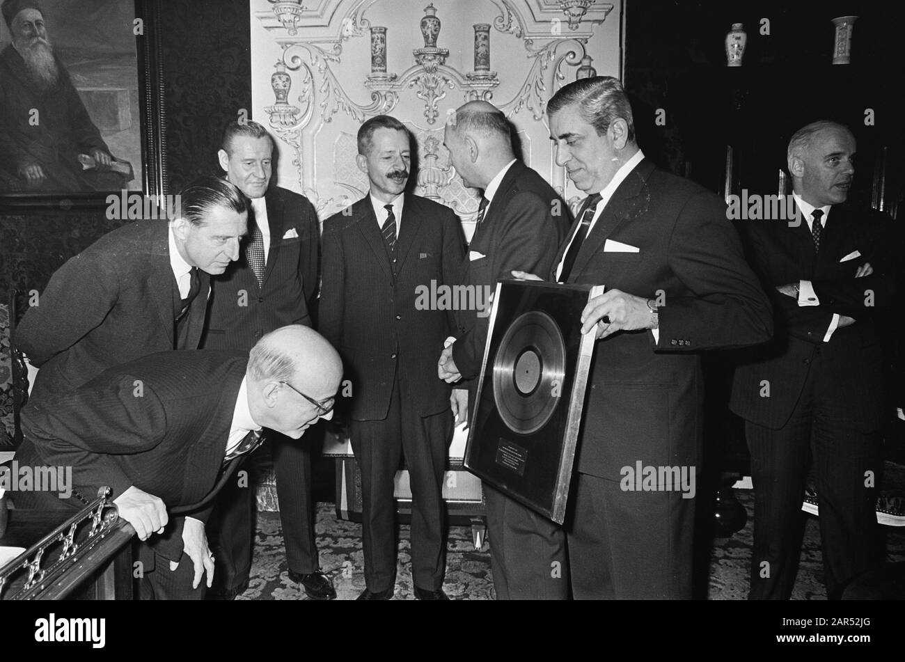 Golden plate et 50.000 f pour la Croix-Rouge néerlandaise, Directeur général A. van Emden, à côté de Jaap van Praha dans les expositions de plaque à la Haye Date: 14 mars 1968 lieu: La Haye, Zuid-Holland mots clés: Prix Nom personnel: A. van Emden, Prague, Jaap van Institutioningsname: Croix-Rouge Banque D'Images