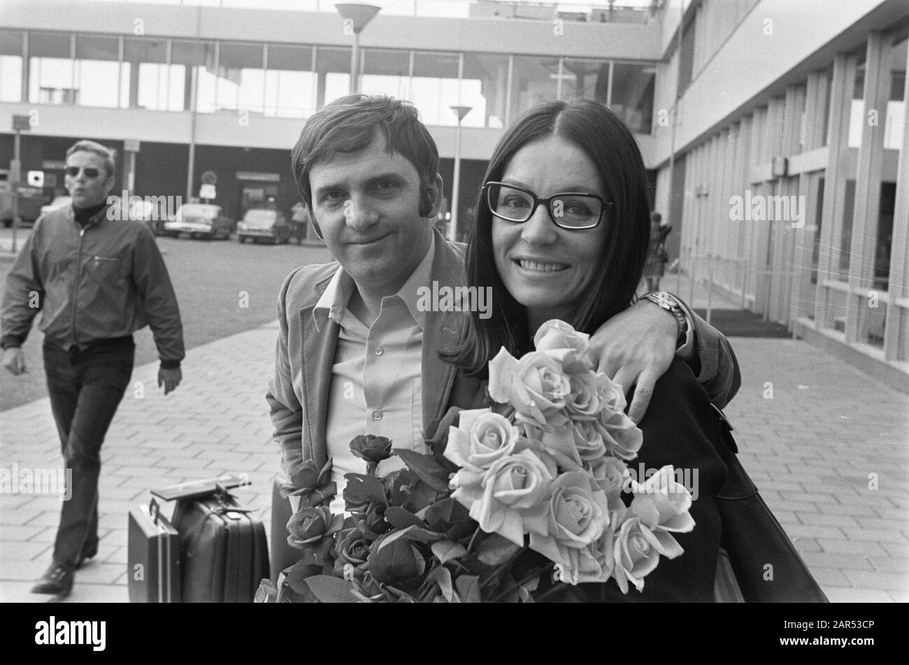 Chanteuse grecque française Nana Mouskouri avec son mari George Petsilas à Schiphol Nana Mouskouri avec son mari Date: 30 mai 1969 mots clés: Chanteuses Nom personnel: Mouskouri, Nana : Evers, Joost/Anefo Banque D'Images