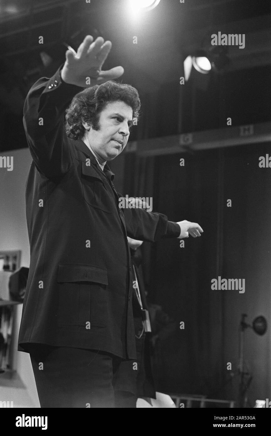 Compositeur grec Mikis Theodorakis aux Pays-Bas, Theodorakis conduit Date : 23 janvier 1972 mots clés : compositeurs Nom personnel : Theodorakis, Mikis Banque D'Images