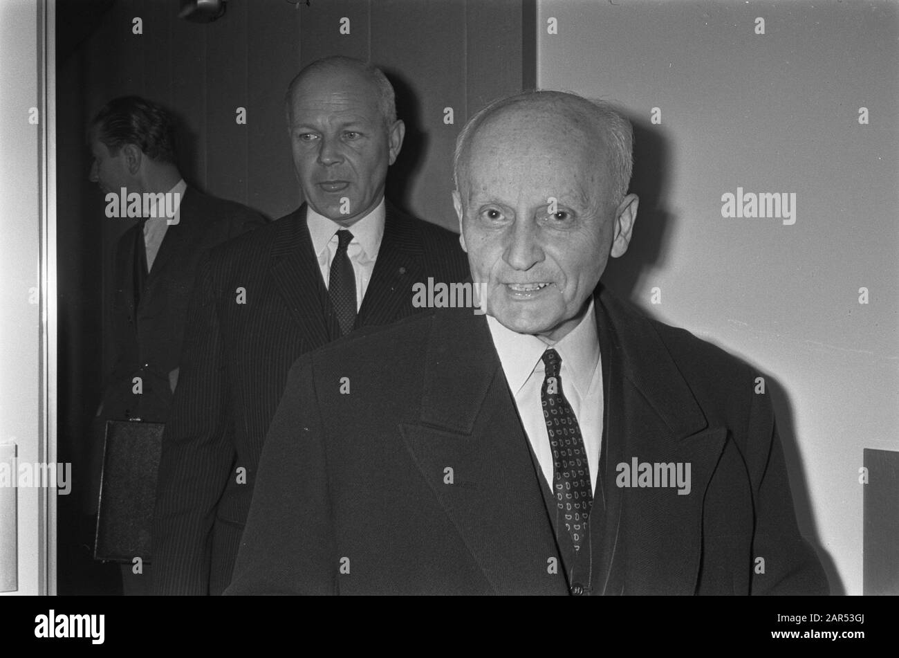 Pipinelis, ministre grec des Affaires étrangères à Schiphol, h. van Tiel Couvels, protocolar principal des Affaires étrangères Date : 16 avril 1968 lieu : Noord-Holland, Schiphol mots clés : ministre Nom personnel : Pipinelis, P. Banque D'Images