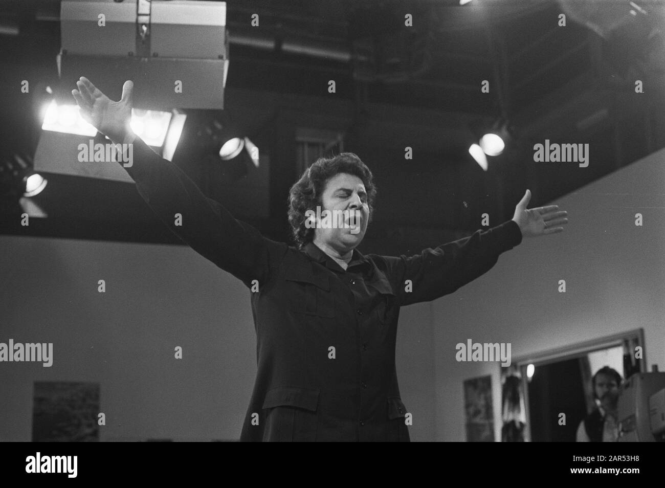 Compositeur grec Mikis Theodorakis aux Pays-Bas, Theodorakis conduit Date : 23 janvier 1972 mots clés : compositeurs Nom personnel : Theodorakis, Mikis Banque D'Images