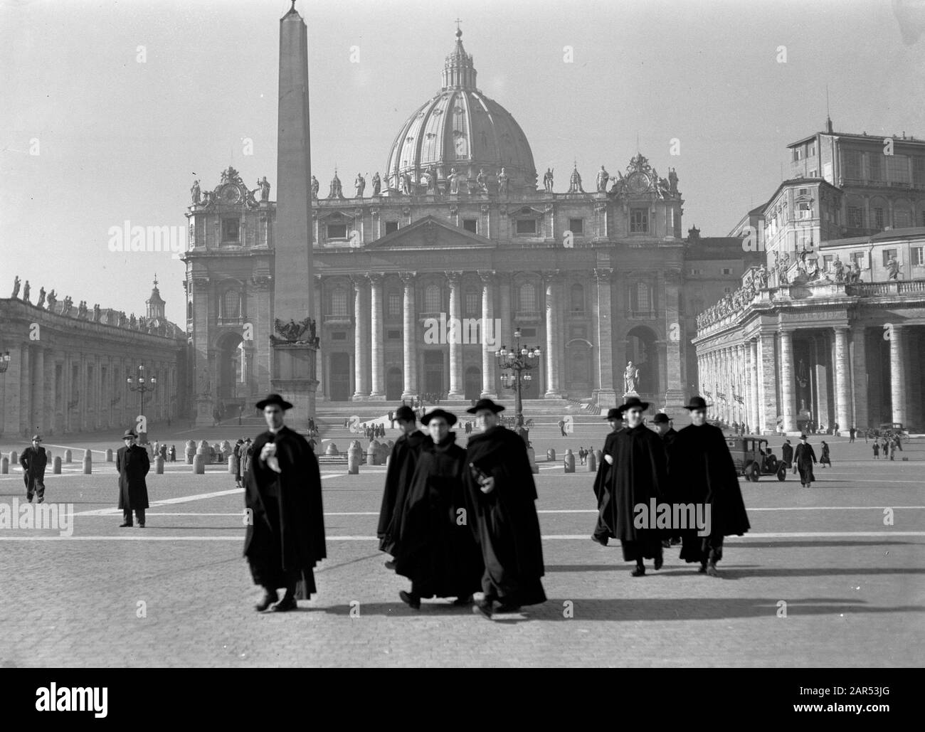 Rome: Visite du groupe de clergé de la Cité du Vatican sur la place Saint-Pierre avec en arrière-plan la basilique Saint-Pierre et l'obélisque égyptien Date: Décembre 1937 lieu: Italie, Rome, Cité du Vatican mots clés: Clergymen, catholicisme, édifices religieux, carrés Nom de l'institution: Sint Pieter Banque D'Images