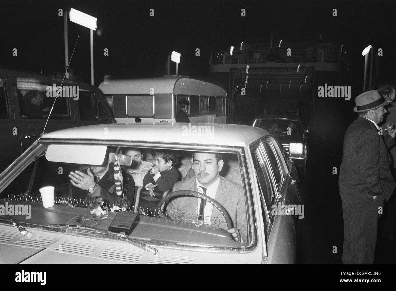 Le groupe de Tsiganes arrive à Amsterdam en étant expulsé de Suède. Gypsy Erin conduit avec une voiture sur les gens à Date: 11 Novembre 1969 lieu: Amsterdam, Suède mots clés: Autos, GYPERS Banque D'Images