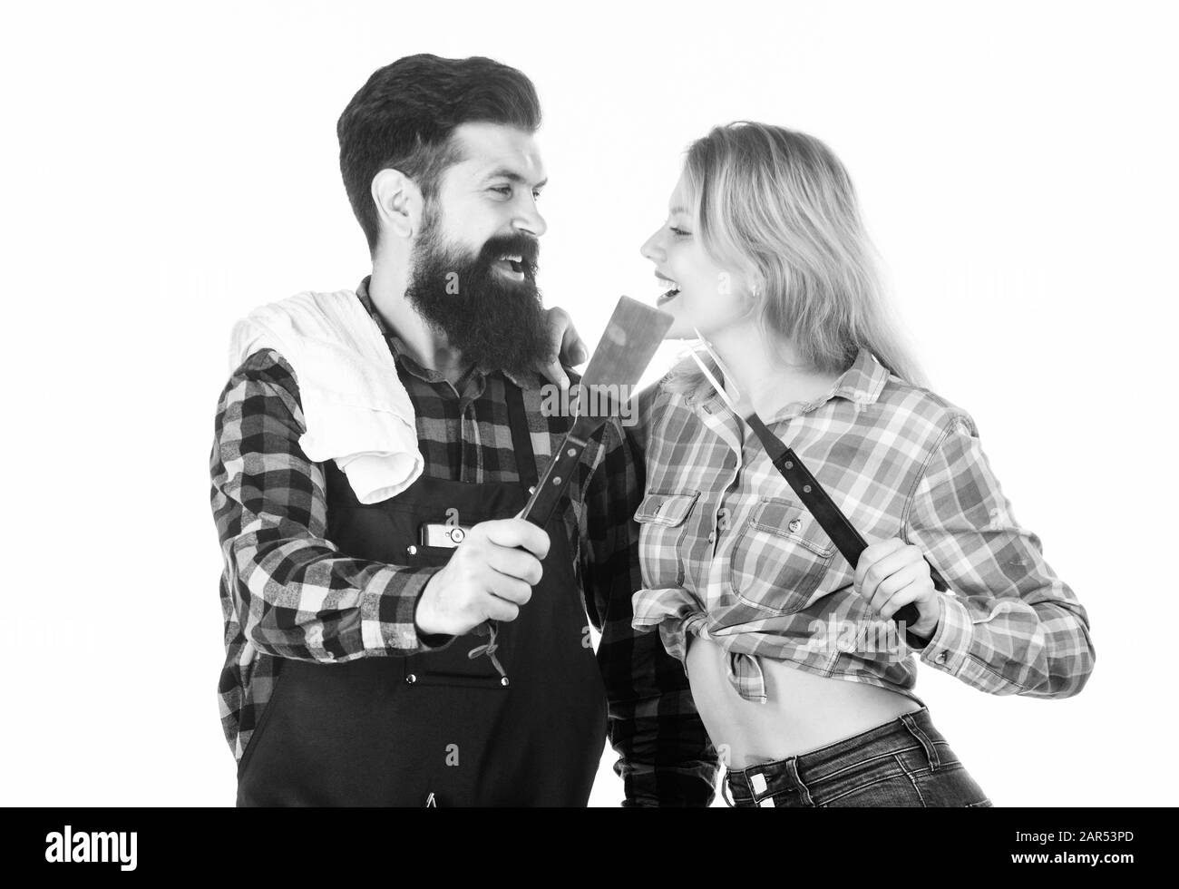 Expert culinaire. Outils pour l'extérieur de la viande à rôtir. Hipster barbu homme et fille. Préparation et culinaire. Barbecue pique-nique. food cooking recette. Couple in love hold ustensiles de cuisine. Week-end en famille. Banque D'Images