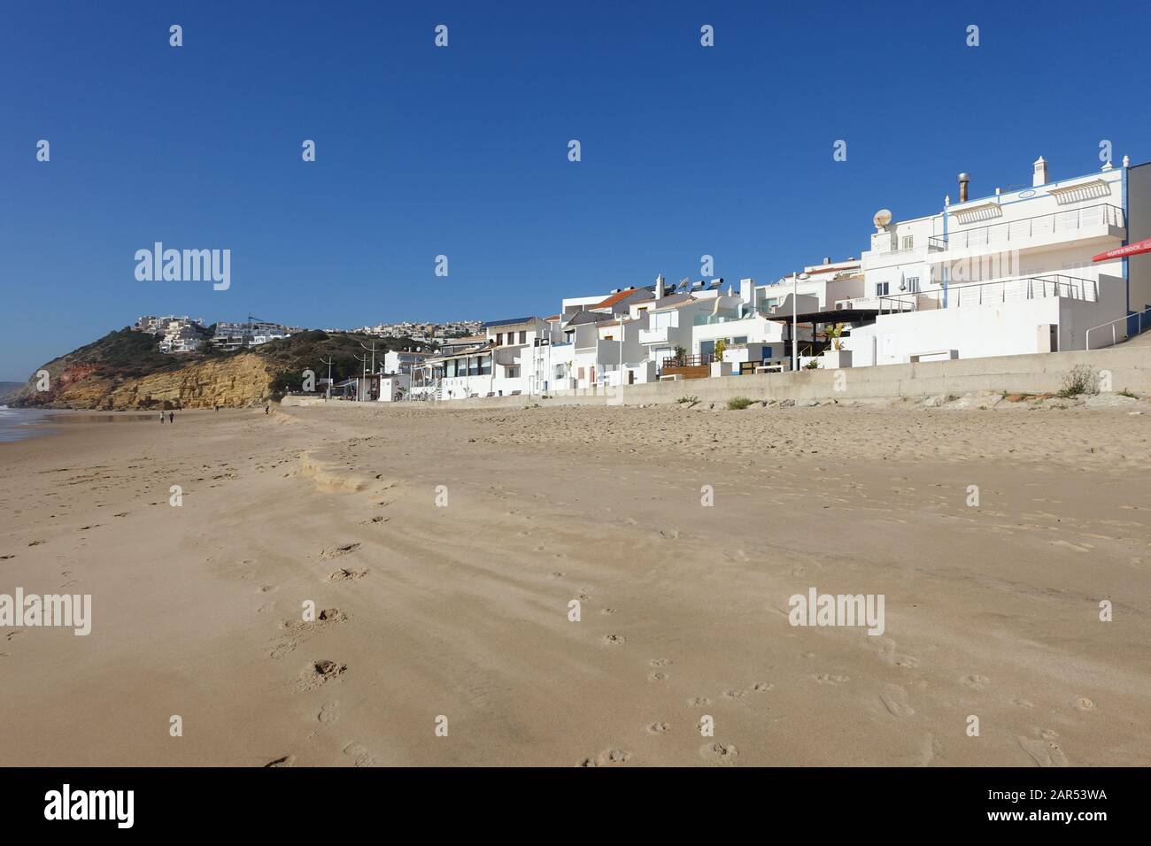 Salema, Portugal 29 décembre 2019; la plage de la petite ville de Salema, en Algarve, au Portugal, est un jour d'hiver Banque D'Images