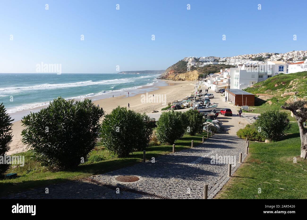 Salema, Portgual 29 décembre 2019: Le front de mer dans la ville de Salema sur l'Algarve au Portugal Banque D'Images