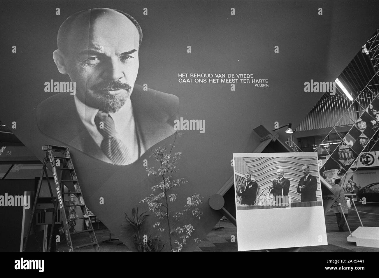 Exposition commerciale russe à la RAI d'Amsterdam Grande photo de Vladimir Lenin; outre sa déclaration, la préservation de la paix nous est la plus importante Date: 24 mai 1972 lieu: Amsterdam, Hollande-du-Nord mots clés: Affiches, échanges, économie, commerce, relations internationales, portraits Nom personnel: Lenin Nom de l'institution: RAI Banque D'Images