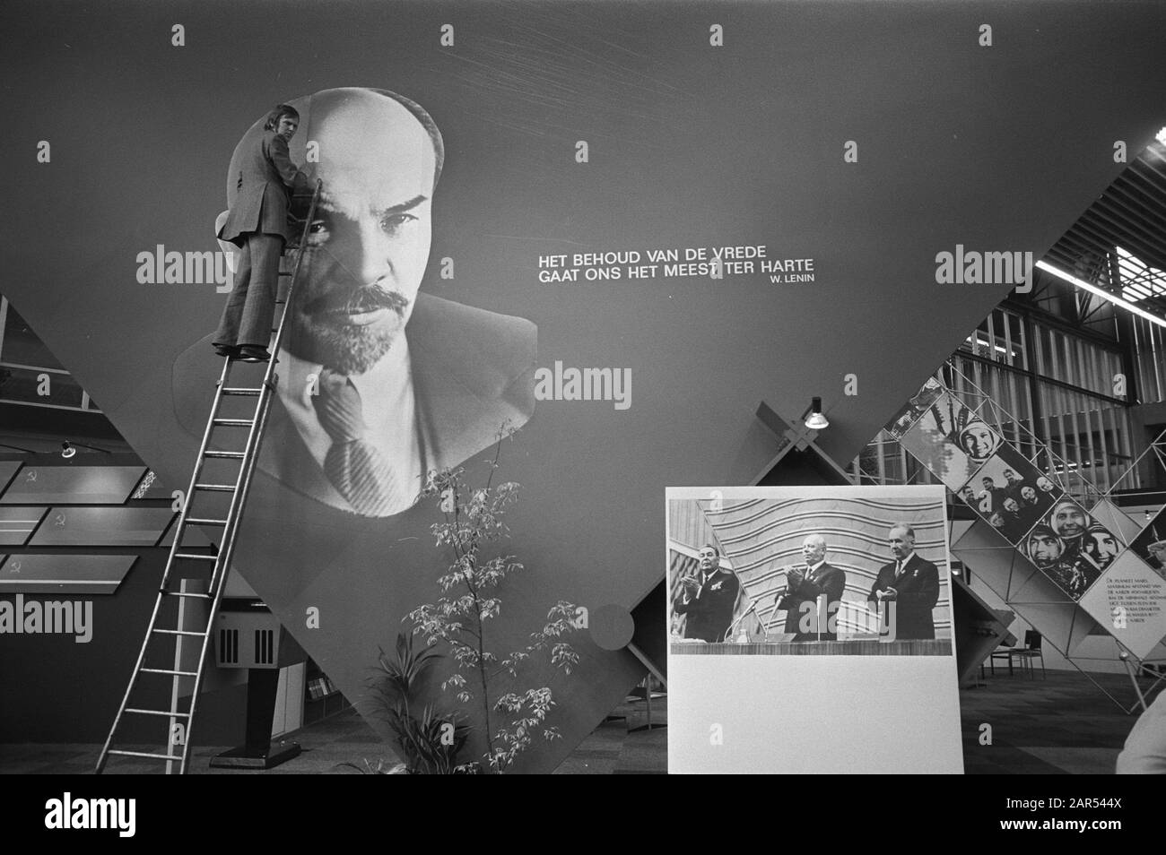 Exposition commerciale russe à la RAI d'Amsterdam Grande photo de Vladimir Lenin; outre sa déclaration, la préservation de la paix nous est la plus importante Date: 24 mai 1972 lieu: Amsterdam, Hollande-du-Nord mots clés: Affiches, échanges, économie, commerce, relations internationales, portraits Nom personnel: Lenin Nom de l'institution: RAI Banque D'Images