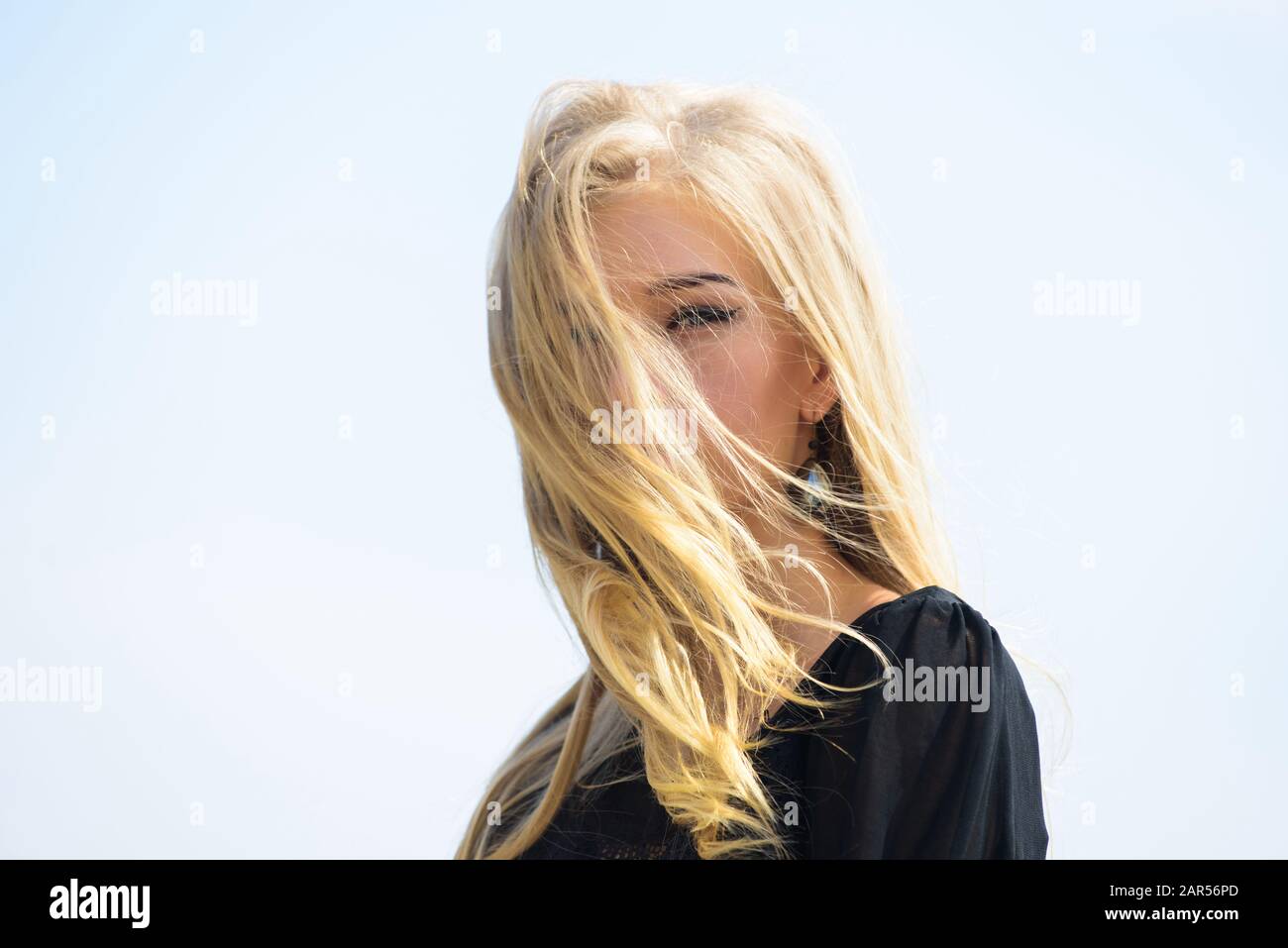 Offres maquillage visage fille blonde fond de ciel. Blanchissement des racines. Comment réparer les cheveux décolorés et rapide en toute sécurité. Comment prendre soin de cheveux décolorés. Conseils coiffure concept. Sauver mes cheveux décolorés. Banque D'Images Offres maquillage visage fille blonde fond de ciel. Blanchissement des racines. Comment réparer les cheveux décolorés et rapide en toute sécurité. Comment prendre soin de cheveux décolorés. Conseils coiffure concept. Sauver mes cheveux décolorés. Banque D'Images