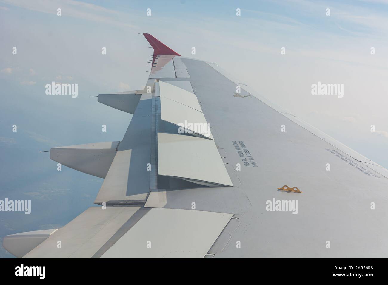 Vue sur l'aile de l'avion depuis le siège passager. Banque D'Images
