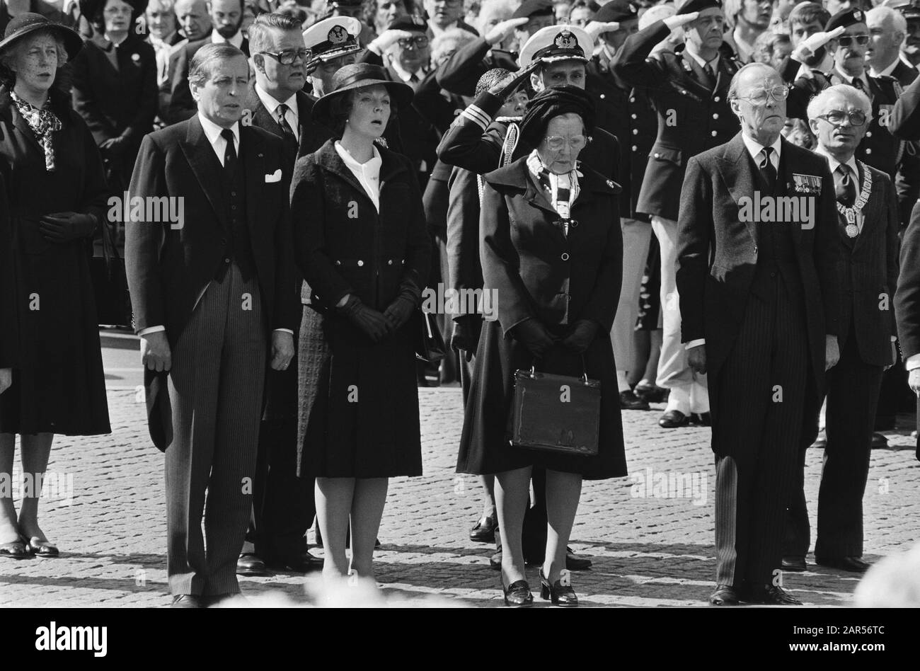 Commémoration victimes deuxième Guerre mondiale sur la place du Dam; la famille royale tout en jouant au Wilhelmus Date: 4 mai 1980 mots clés: ViceTimes, commémorations Nom institutionnel: Seconde Guerre mondiale, Wilhelmus Banque D'Images