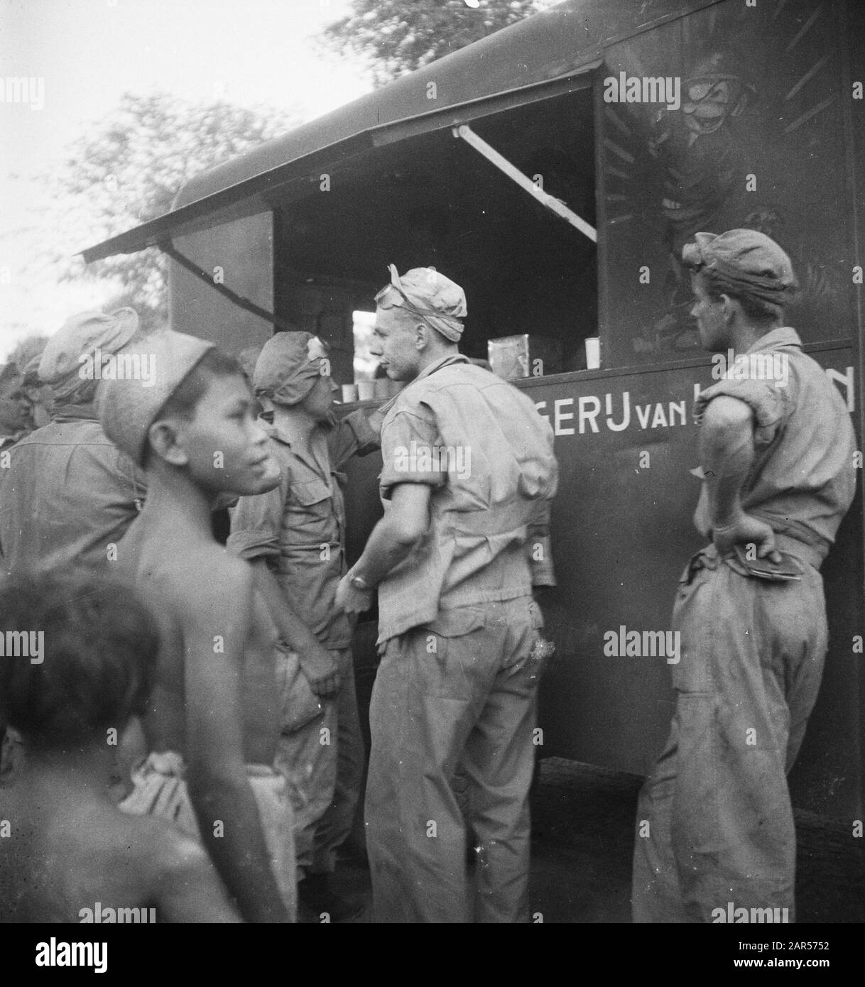 Patrouille de 10 jours par le 4ème Bataillon de la Garde Regiment Princess Irene Brigade Le 4ème Bataillon du Princess Irene Regiment a tenu une patrouille de plusieurs jours avec des porteurs de gingembre par l'Oosthoek de Java. Cantine Mobile Date : 9 Juin 1948 Lieu : Indonésie, Antilles Néerlandaises Banque D'Images