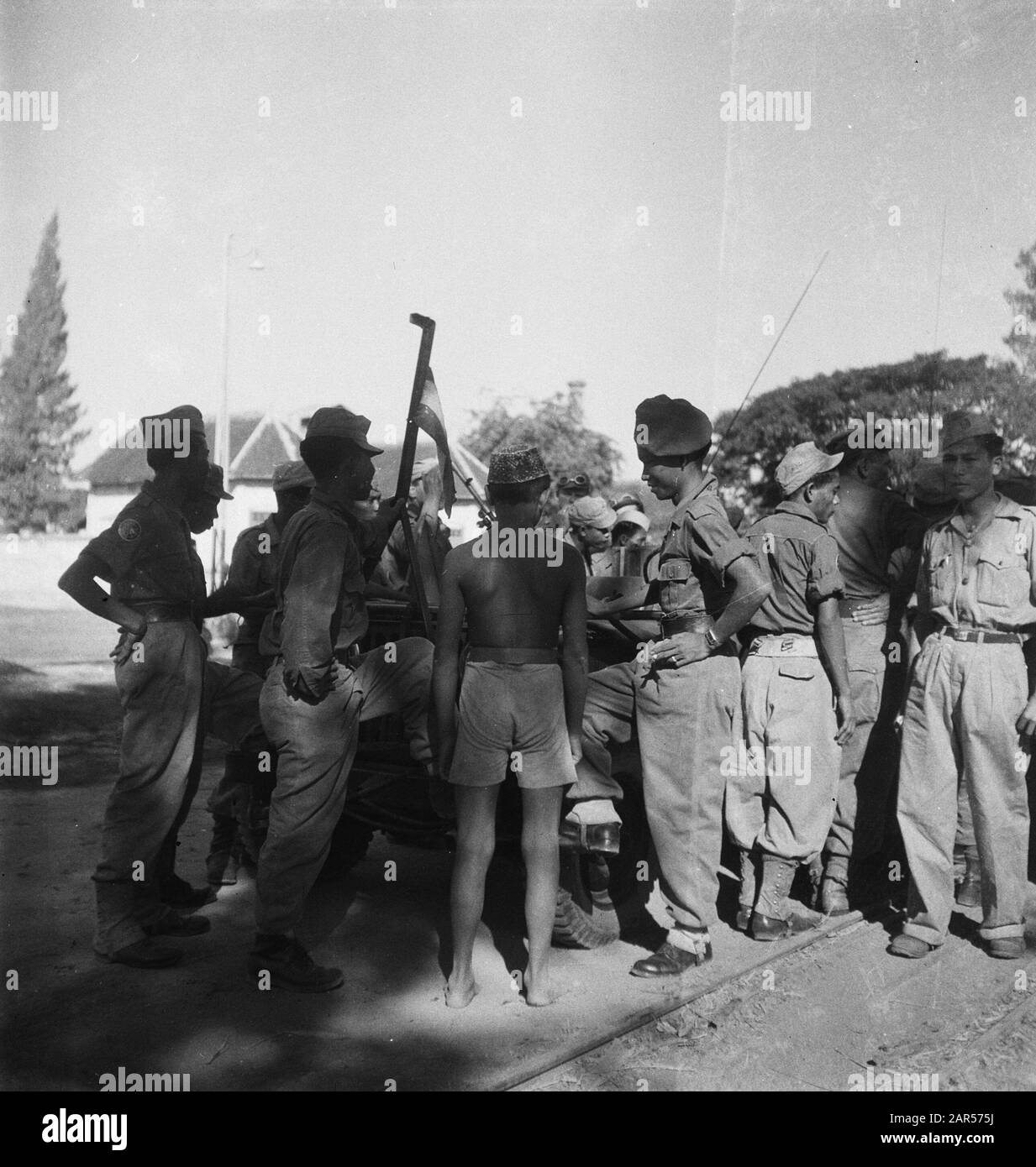 Patrouille de 10 jours par le 4ème Bataillon de la Garde Regiment Princess Irene Brigade Le 4ème Bataillon du Princess Irene Regiment a tenu une patrouille de plusieurs jours avec des porteurs de gingembre par l'Oosthoek de Java. Durant Une Pause Date: 9 Juin 1948 Lieu: Indonésie, Antilles Néerlandaises De L'Est Banque D'Images