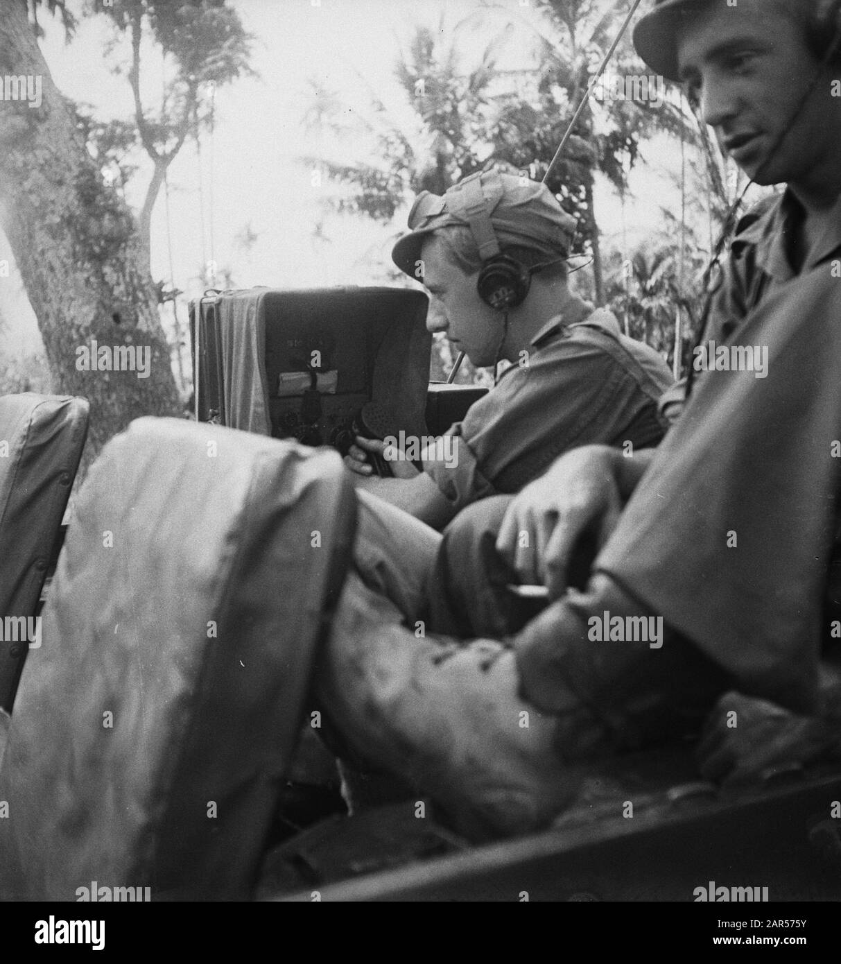 Patrouille de 10 jours par le 4ème Bataillon de la Garde Regiment Princess Irene Brigade Le 4ème Bataillon du Princess Irene Regiment a tenu une patrouille de plusieurs jours avec des porteurs de gingembre par l'Oosthoek de Java. Radiotelefonist Date : 9 Juin 1948 Lieu : Indonésie, Antilles Néerlandaises De L'Est Banque D'Images