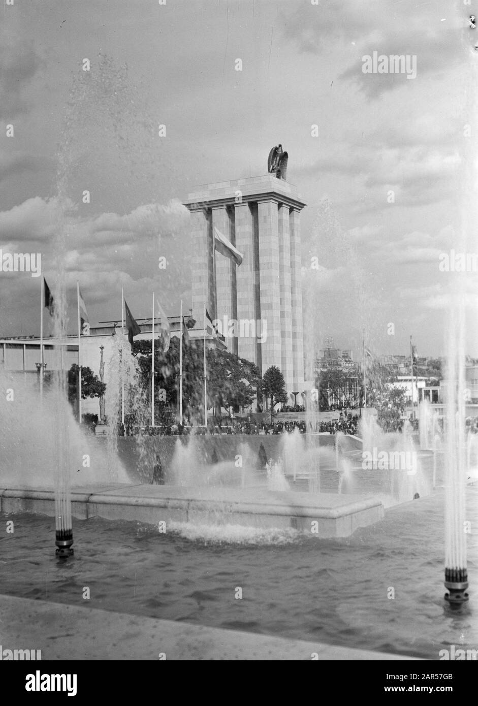 Exposition mondiale Paris 1937 Pavillon allemand avec fontaine, fontaines et drapeaux Date : 1937 lieu : France, Paris mots clés : architecture, fontaines, drapeaux, expositions mondiales Banque D'Images