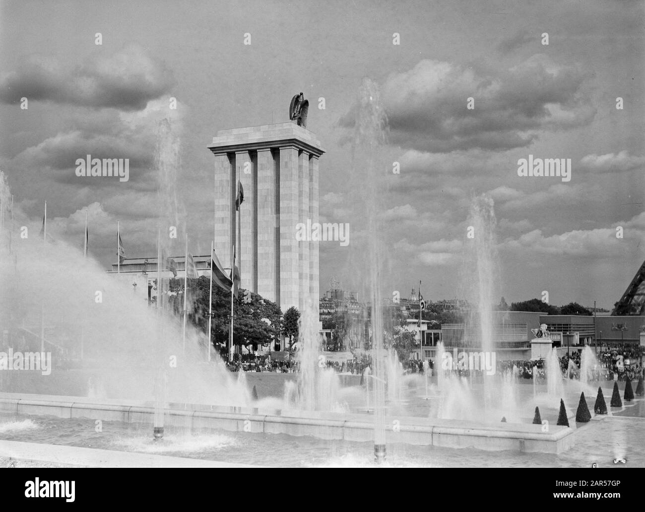 Exposition mondiale Paris 1937 Pavillon allemand avec fontaine, fontaines et drapeaux Date : 1937 lieu : France, Paris mots clés : architecture, fontaines, drapeaux, expositions mondiales Banque D'Images
