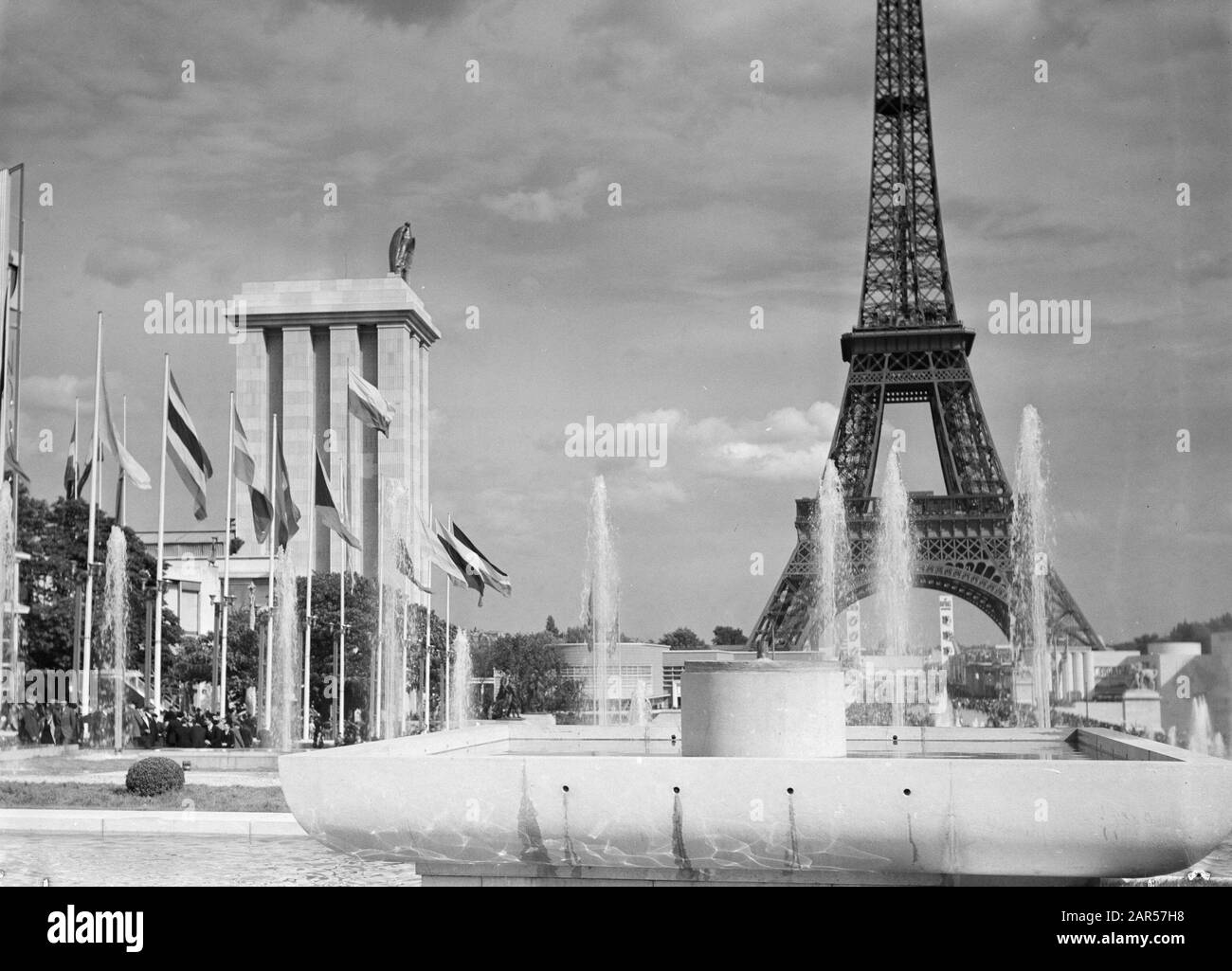 Exposition mondiale Paris 1937 le Pavillon allemand et la Tour Eiffel avec fontaine et fontaines et drapeaux Date : 1937 lieu : France, Paris mots clés : architecture, fontaines, tours, drapeaux, expositions mondiales Banque D'Images